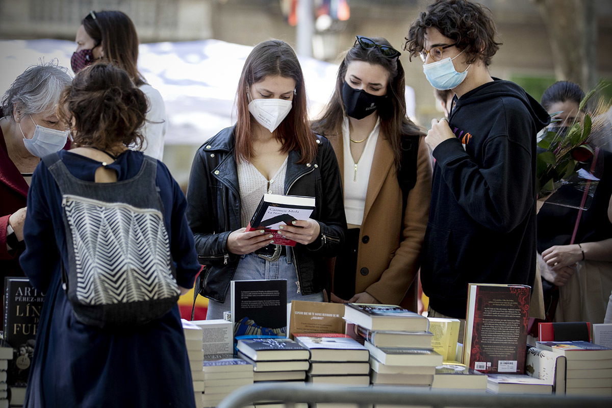 Unos jvenes, en la Feria del Libro de Barcelona.
