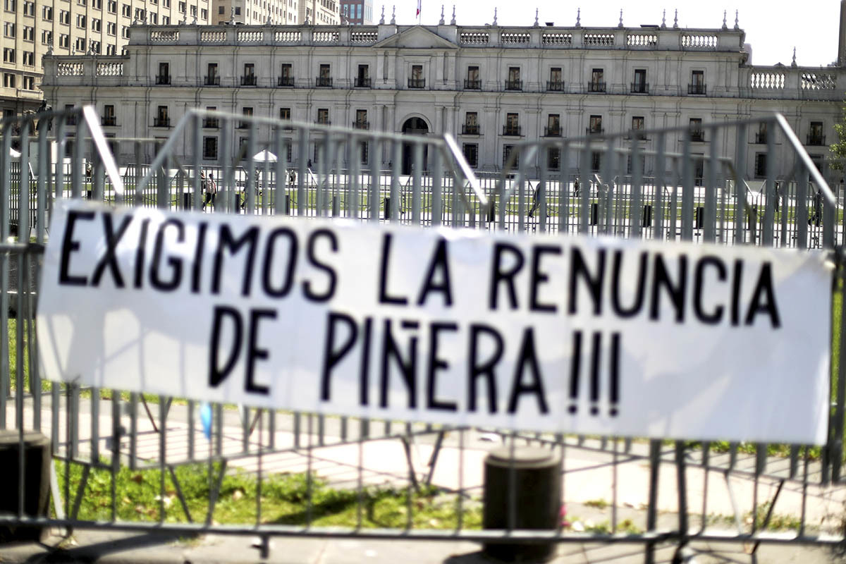 Pancarta que exige la dimisión de Sebastián Piñera.