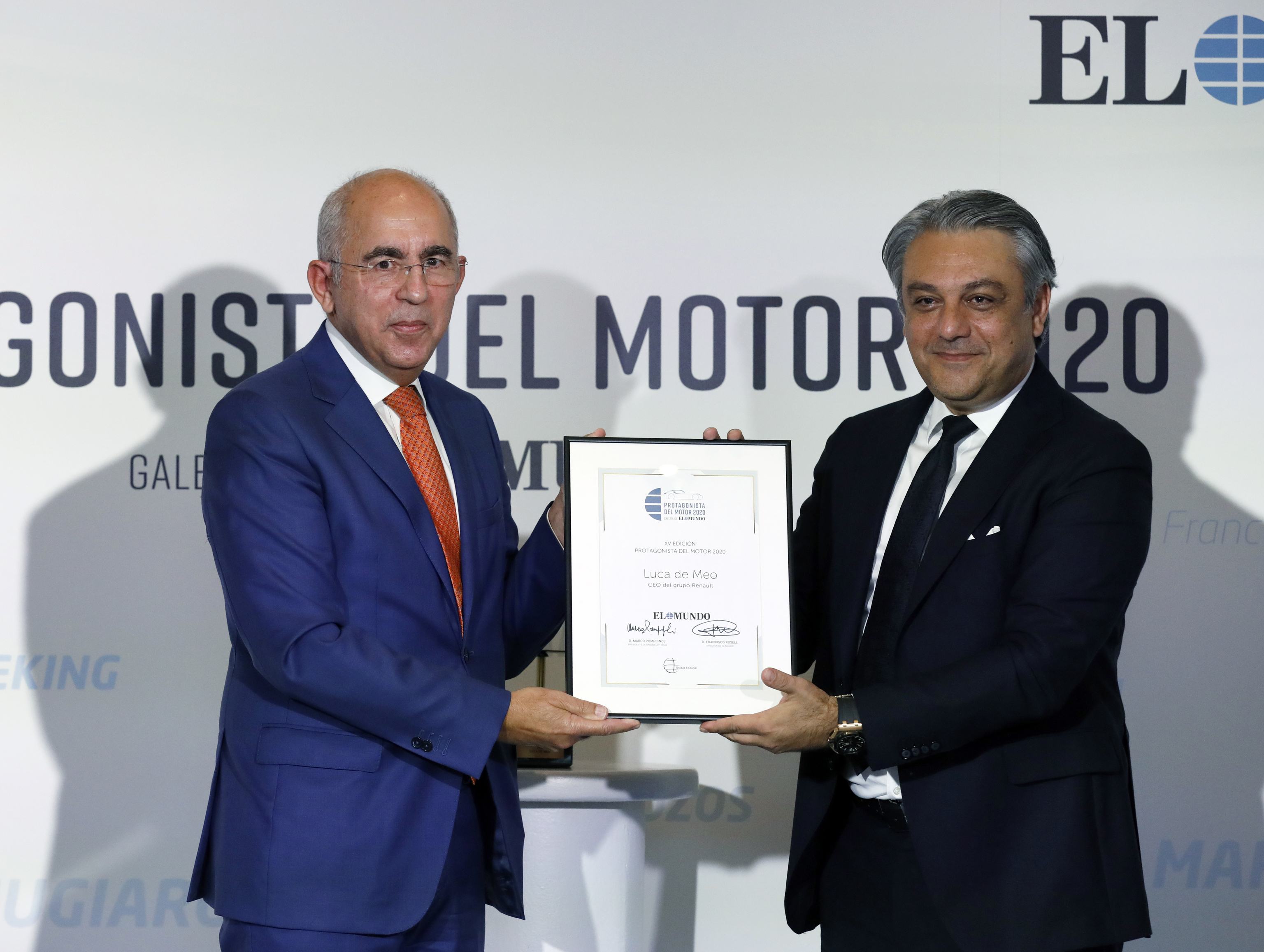 El director del EL MUNDO, Francisco Rosell, entrega el galardón a Luca de Meo, director ejecutivo de Renault Group.