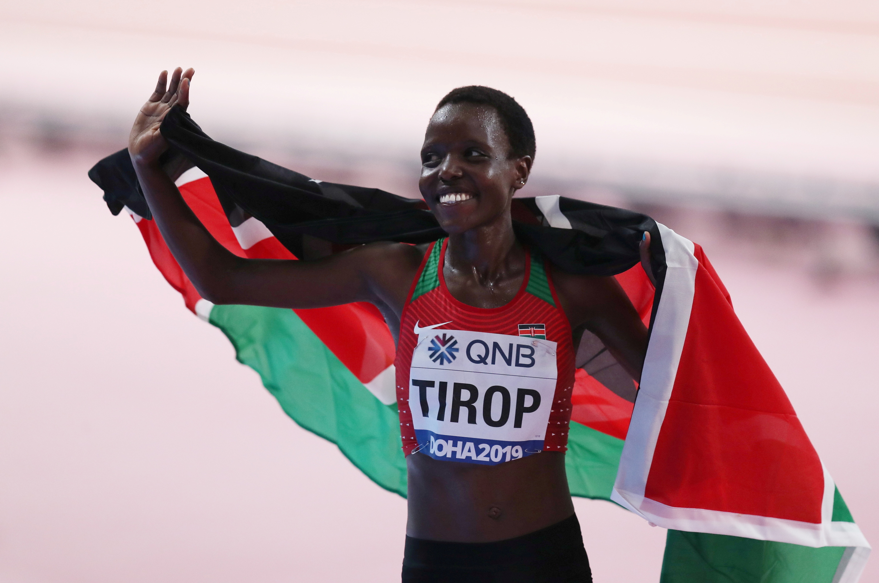 Tirop celebra el bronce mundial en Doha 2019.