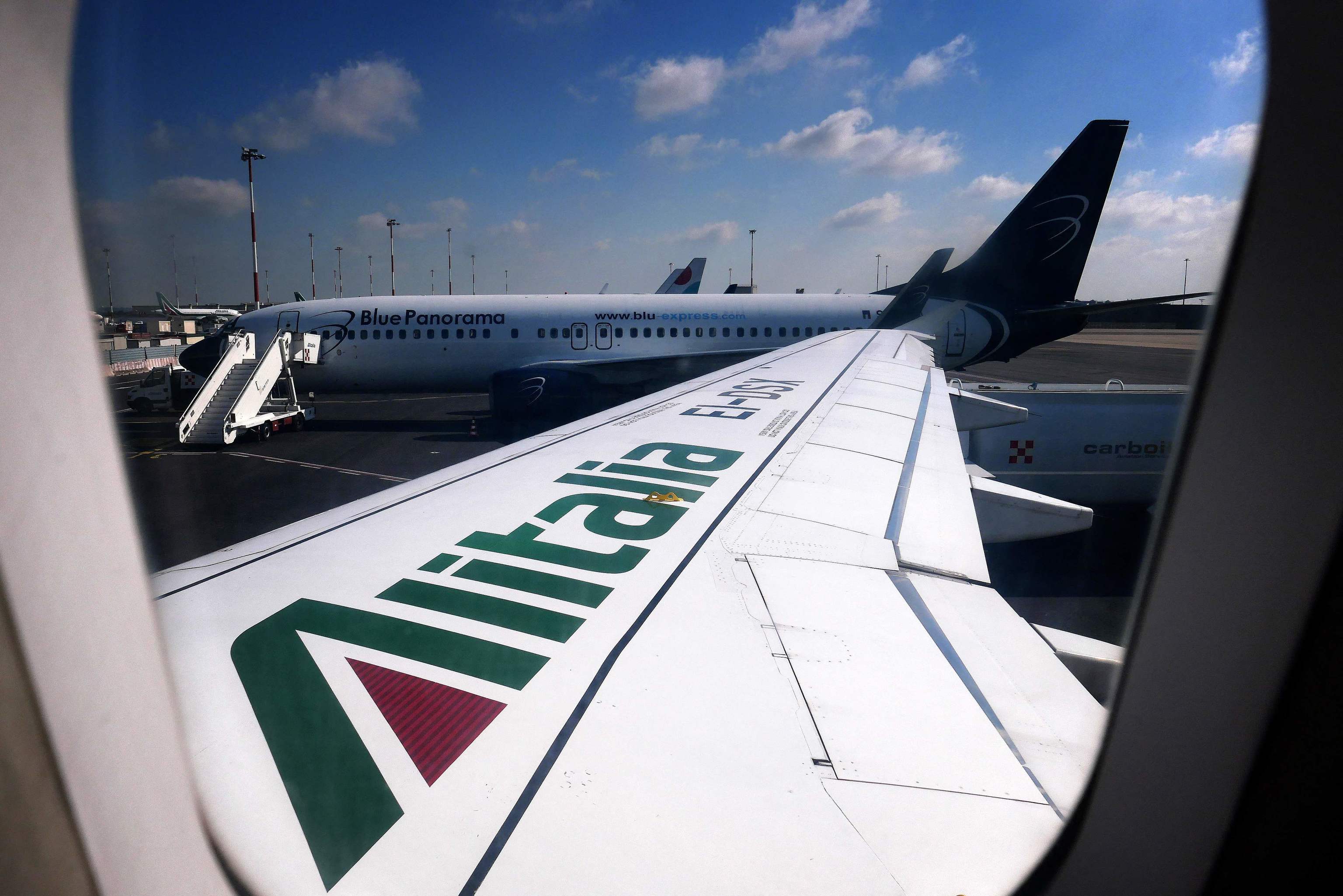 El logotipo de la aerolnea de bandera italiana Alitalia aparece en el ala de un Airbus A320 en el aeropuerto de Fiumicino de Roma.