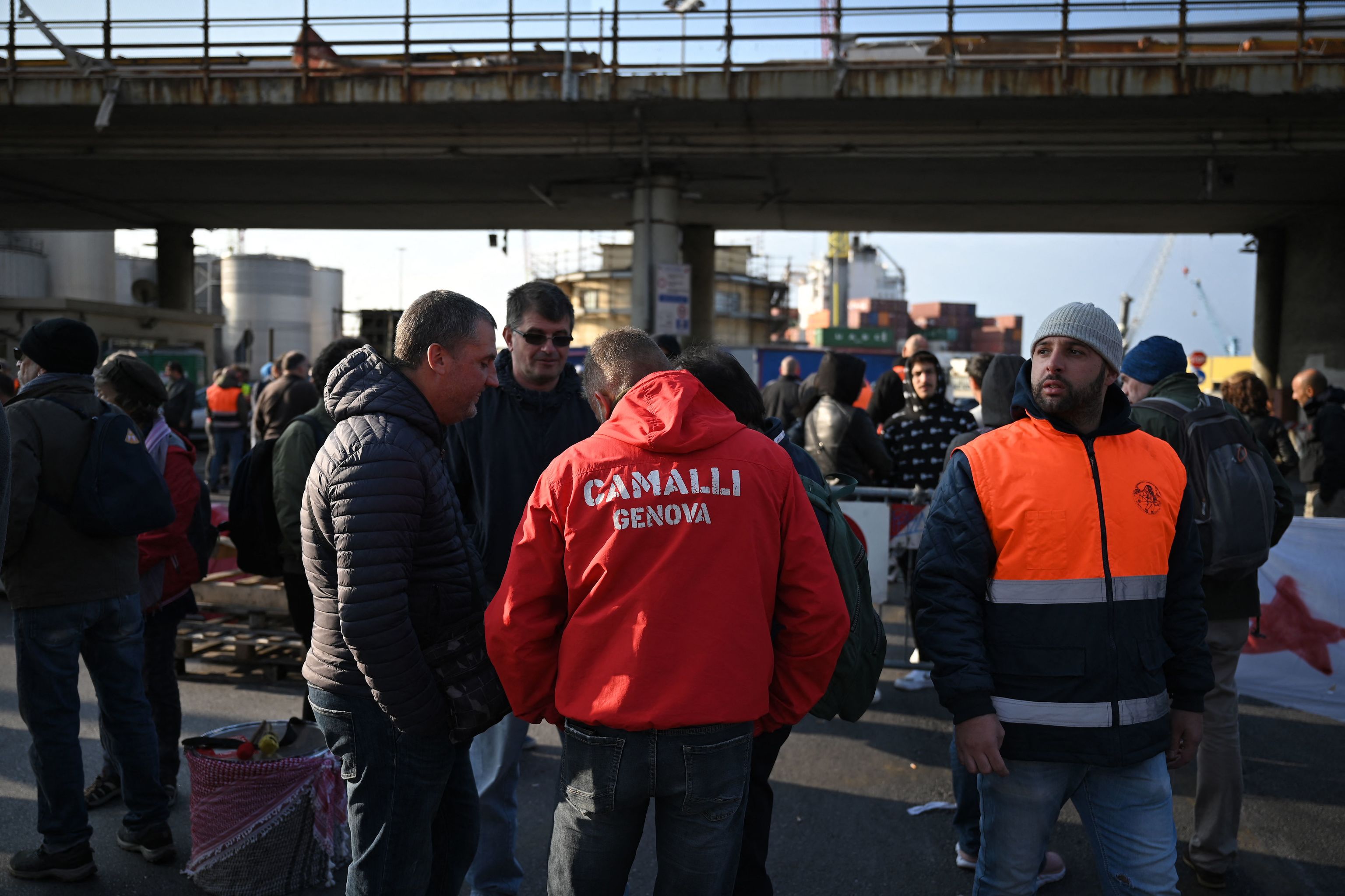 Los trabajadores bloquean las operaciones portuarias en la puerta de Etiopa (Varco Etiopia) en el puerto de Gnova, Liguria, el 15 de octubre de 2021 al entrar en vigor las nuevas restricciones del coronavirus para los trabajadores.