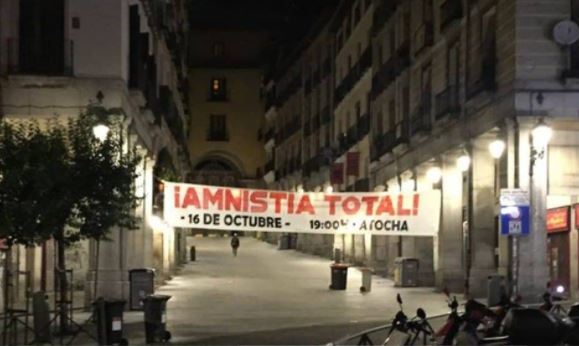 Convocatoria de la protesta del sbado en una pancarta colocada en la Plaza Mayor