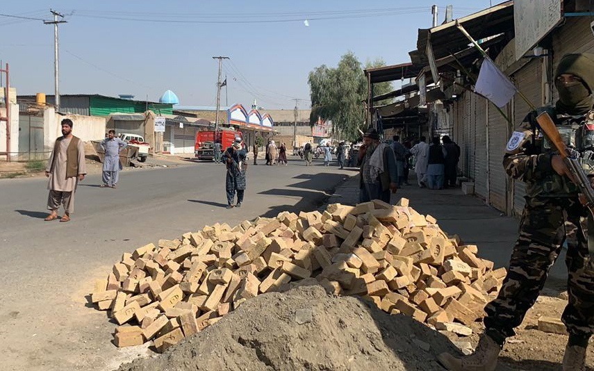 Un combatiente talibn bloquea el acceso a la mezquita atacada en Kandahar.