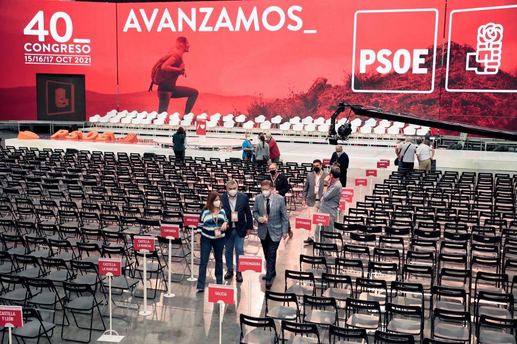 Adriana Lastra, Ximo Puig y Santos Cerdn supervisan la instalacin del escenario para el Congreso del PSOE.