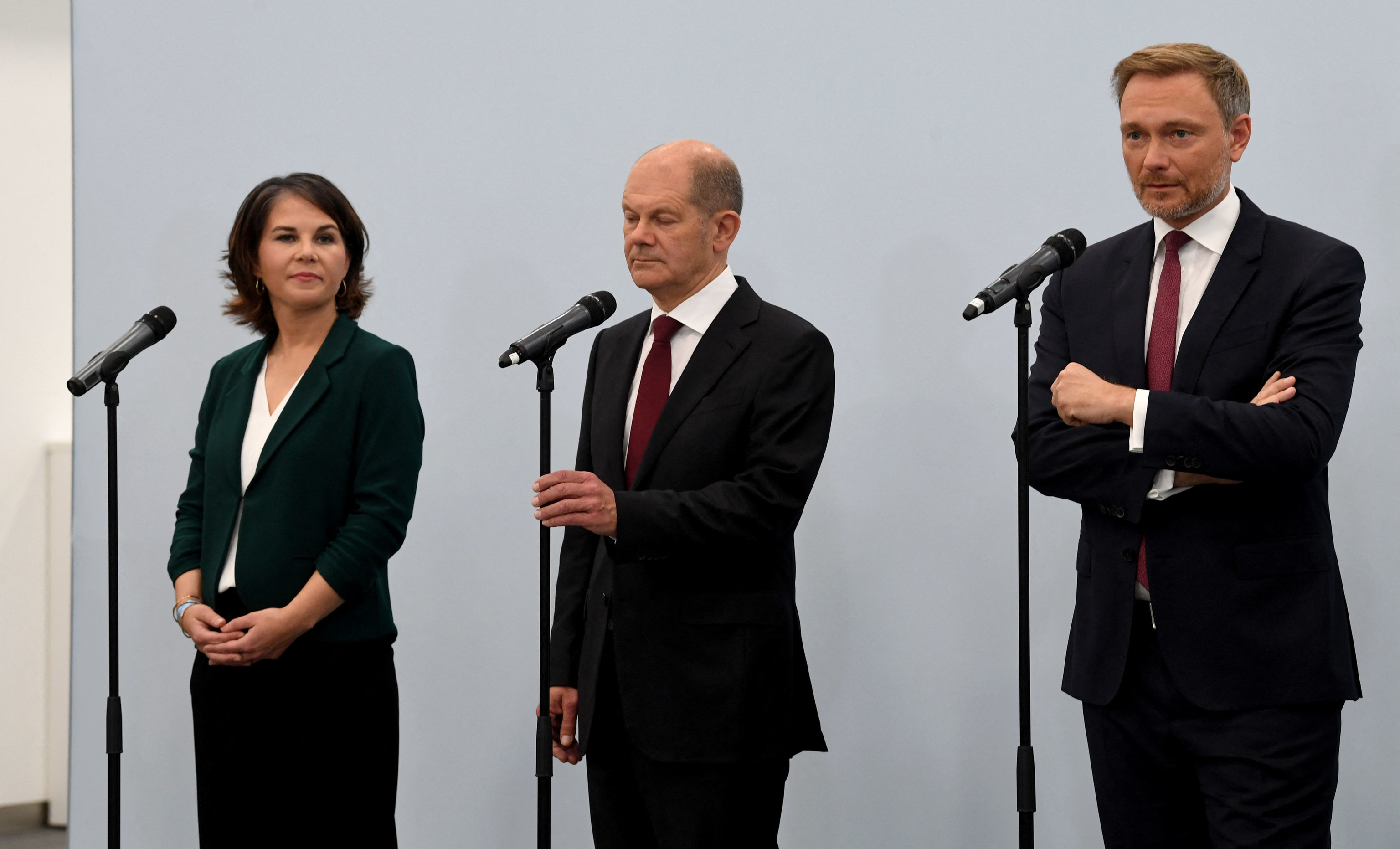 De izquierda a derecha, Annalena Baerbock (Los Verdes), Olaf Scholz (Socialdemcratas) y Christian Lindner (Liberales).