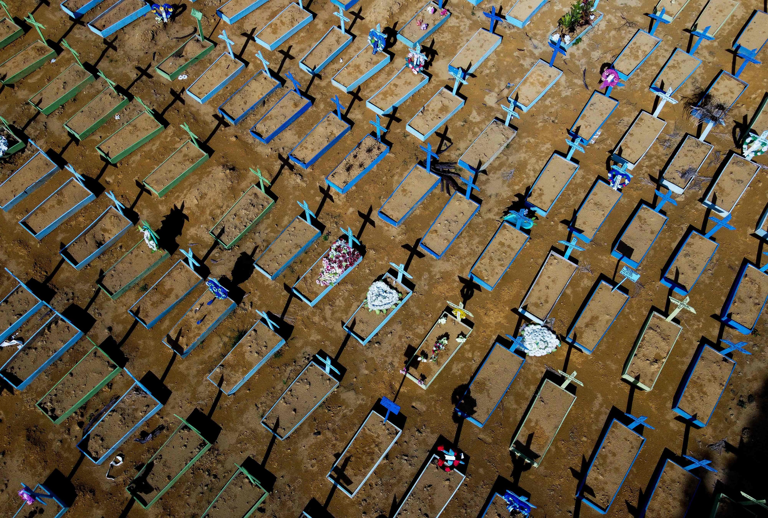Tumbas de vctimas del Covid-19 en un cementerio de Manaos, en abril de 2021.