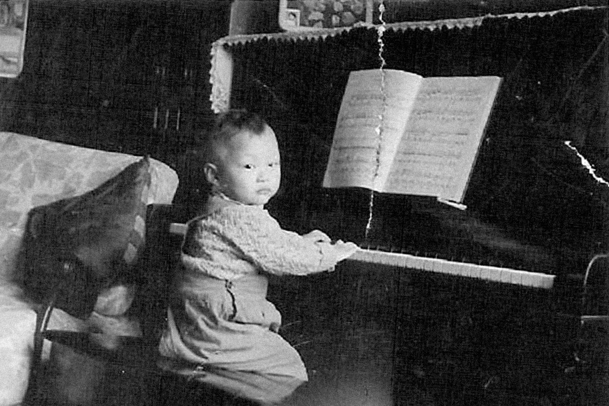 Bright Shen, de pequeo con su piano en China.
