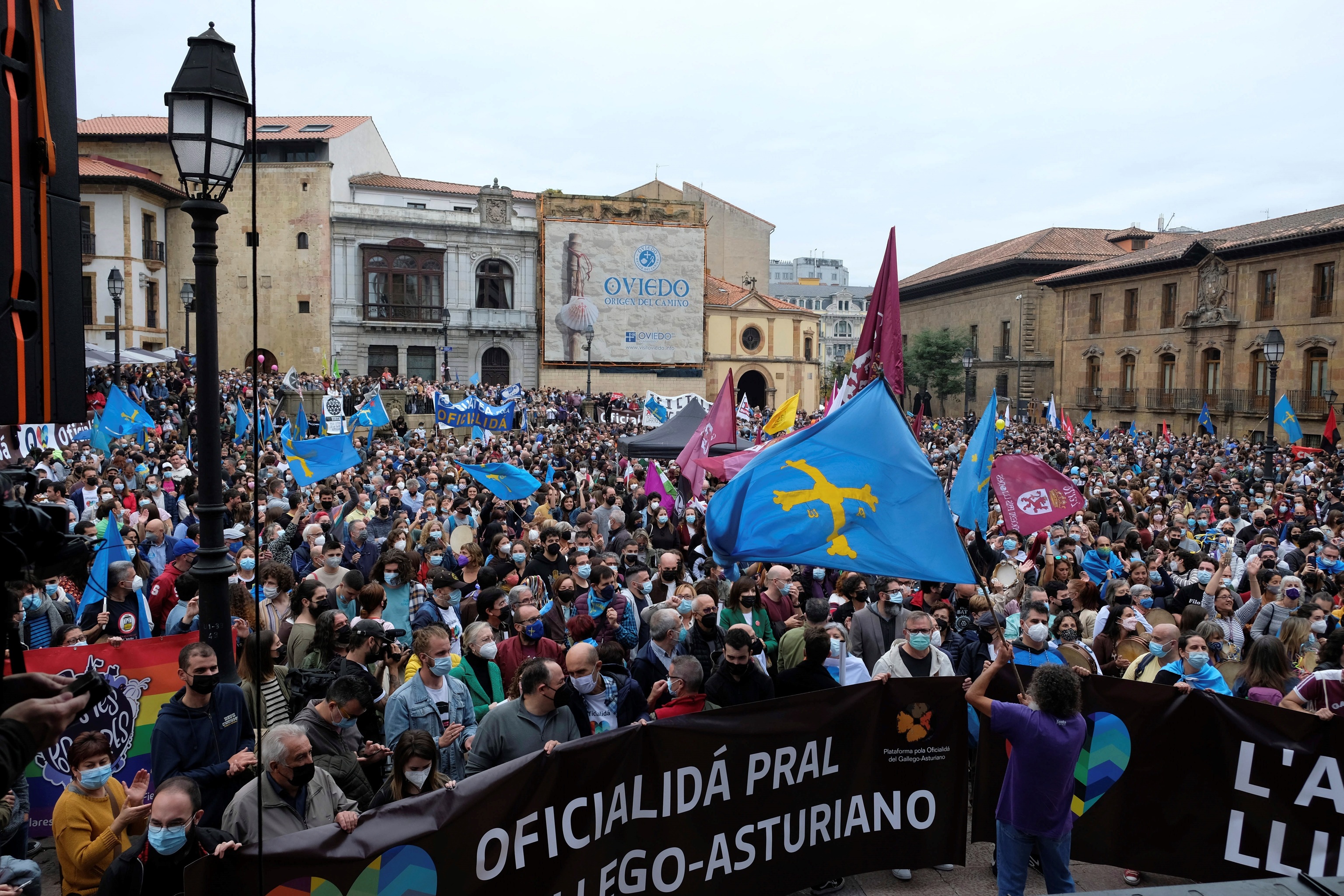 La plaza de la Catedral de Oviedo, llena con los participantes de la manifestación a favor de la oficialidad del asturiano.