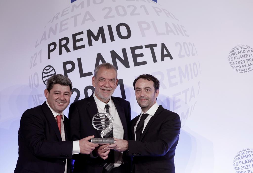 Los ganadores del ltimo Premio Planeta bajo el seudnimo Carmen Mola.