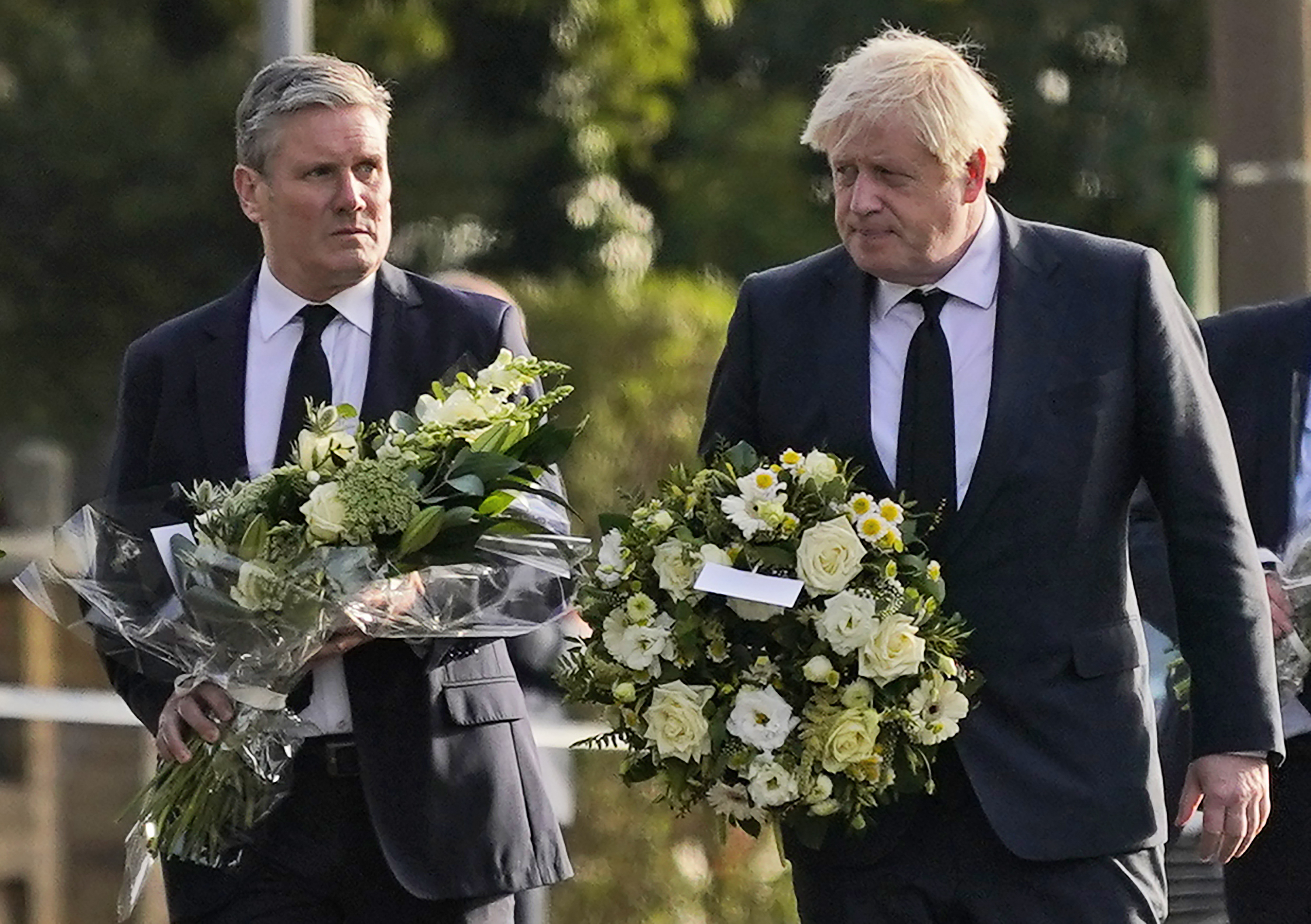 Boris Johnson, junto con el laborista Keir Starmer, lleva flores al lugar del crimen de David Amess.