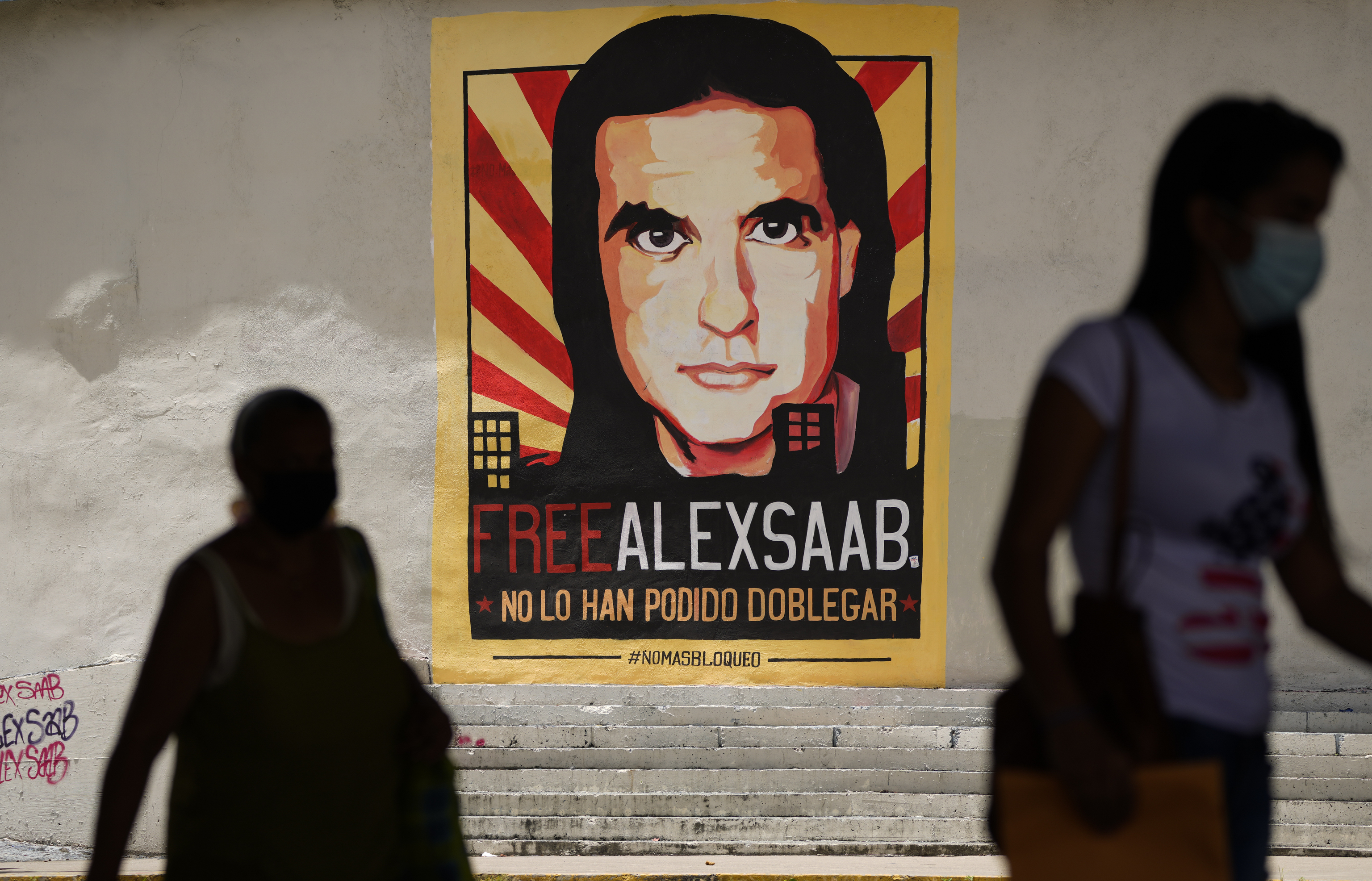 Un cartel con el rostro del testaferro de Nicols Maduro, Alex Saab, reclama su libertad en una calle de la capital de Venezuela.