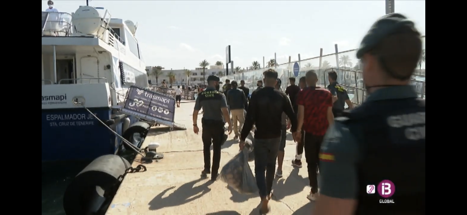 Inmigrantes llegando a Ibiza tras un rescate.