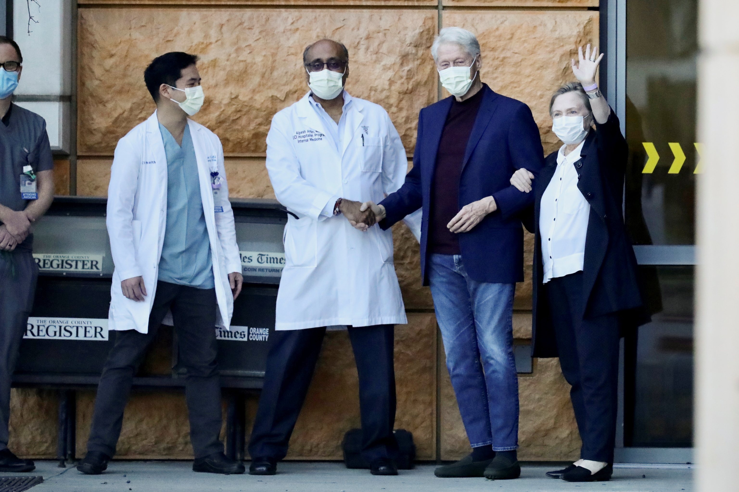 Bill Clinton, junto a su mujer Hillary y varios miembros del equipo mdico, este domingo a su salida del hospital.