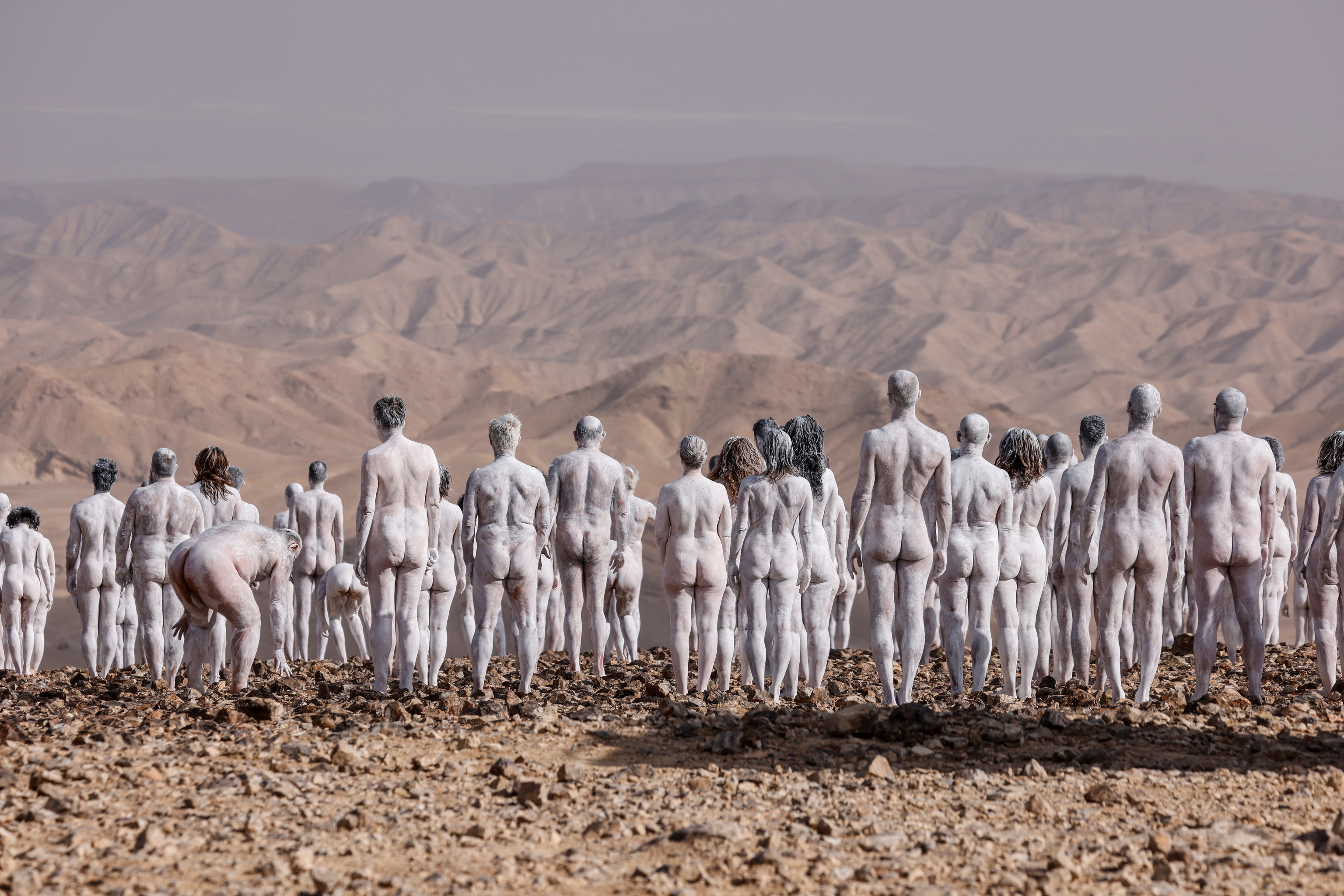 Centenares de personas desnudas y pintadas de blanco posan para Spencer  Tunick en el Mar Muerto | Fotografía