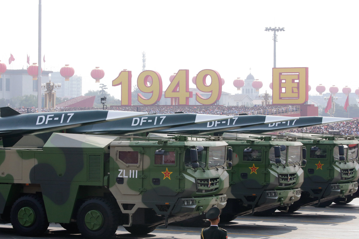 Vehículos militares con misiles DF-17 en Pekín.