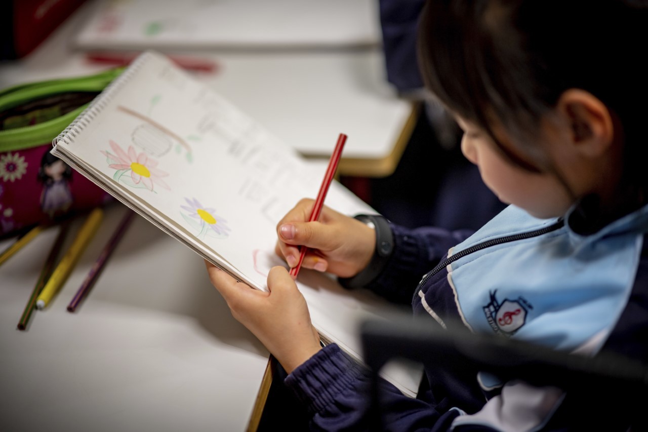 Una niña dibuja durante una clase con contenidos ambientales