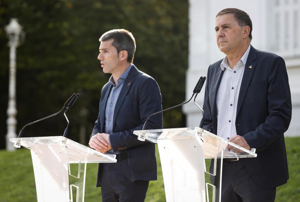 El líder de Sortu, Arkaitz Rodríguez, y el de EH Bildu, Arnaldo Otegi, durante su rueda de prensa el lunes 18 de octubre en el Palacio de Ayete.