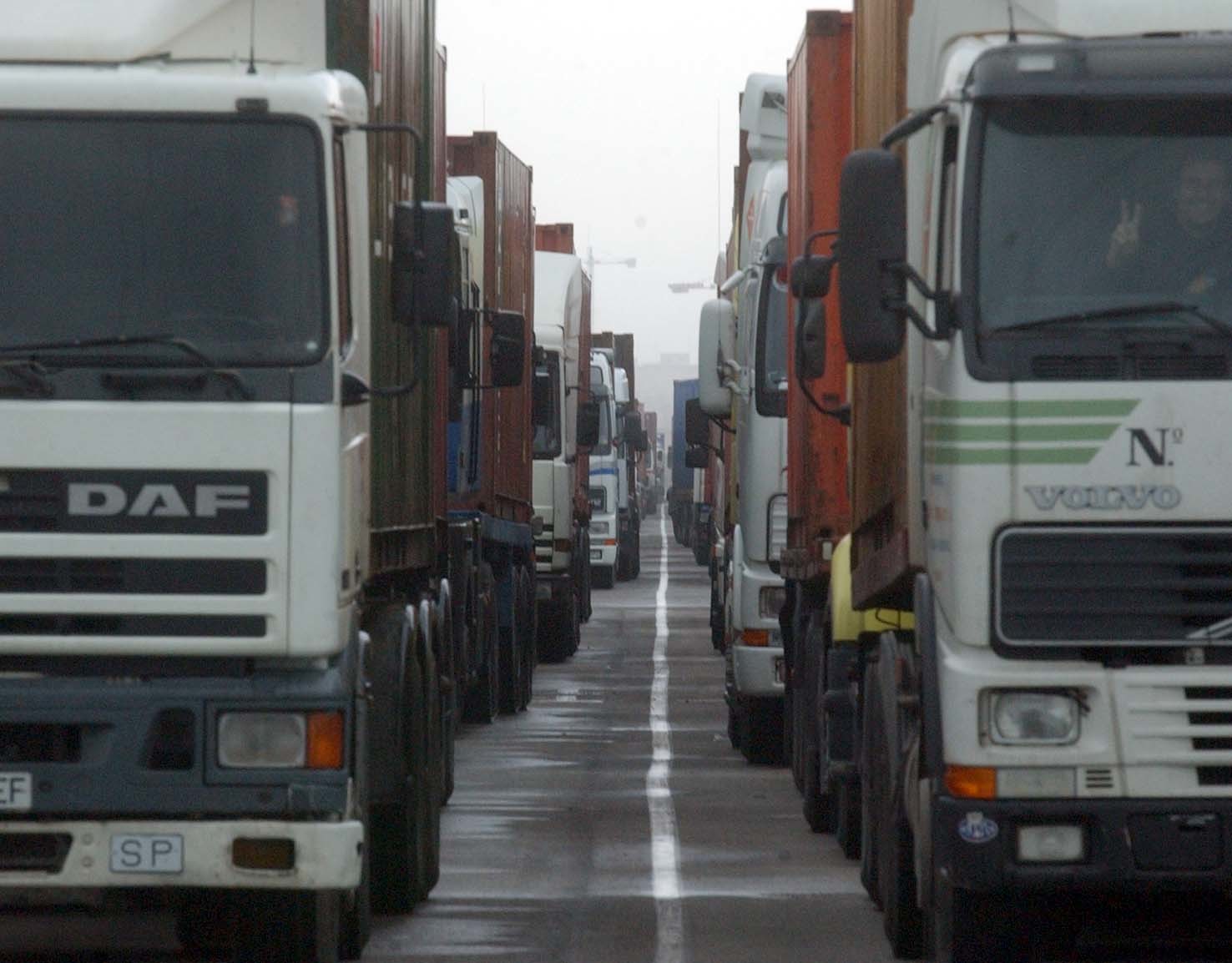 Imagen de una cola de camiones aparcados en el puerto de Valencia durante una huelga de estibadores.