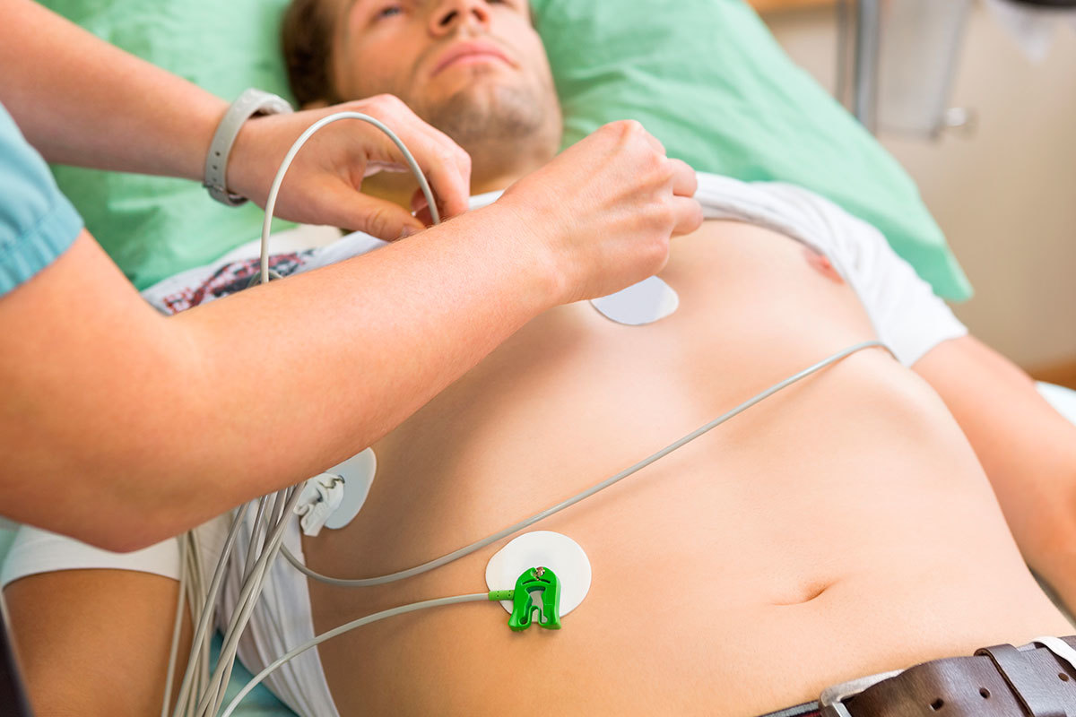 Un paciente sometiéndose a un electrocardiograma.
