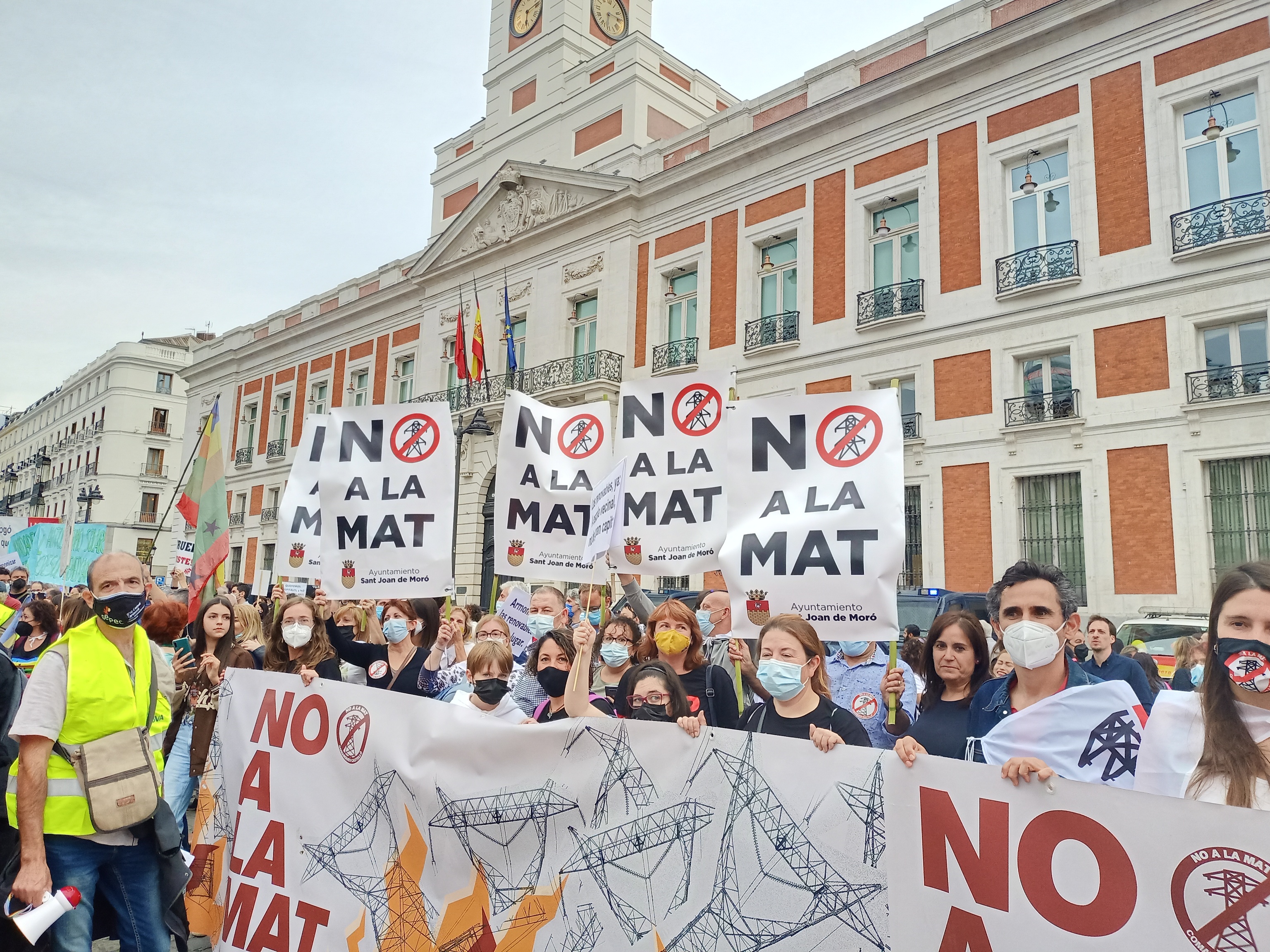 Miembros de NO a la MAT de Sant Joan de Mor concentrados por sus derechos en la Puerta del Sol de Madrid.