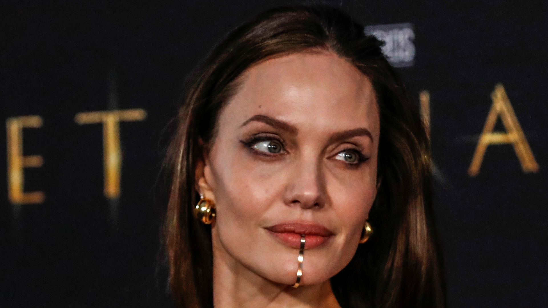 ¿Qué lleva en la boca Angelina Jolie en el estreno de su última