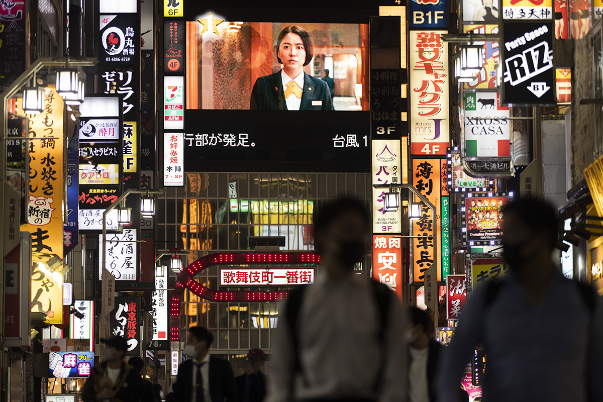 La gente pasea por Tokio, tras el fin del estado de emergencia.