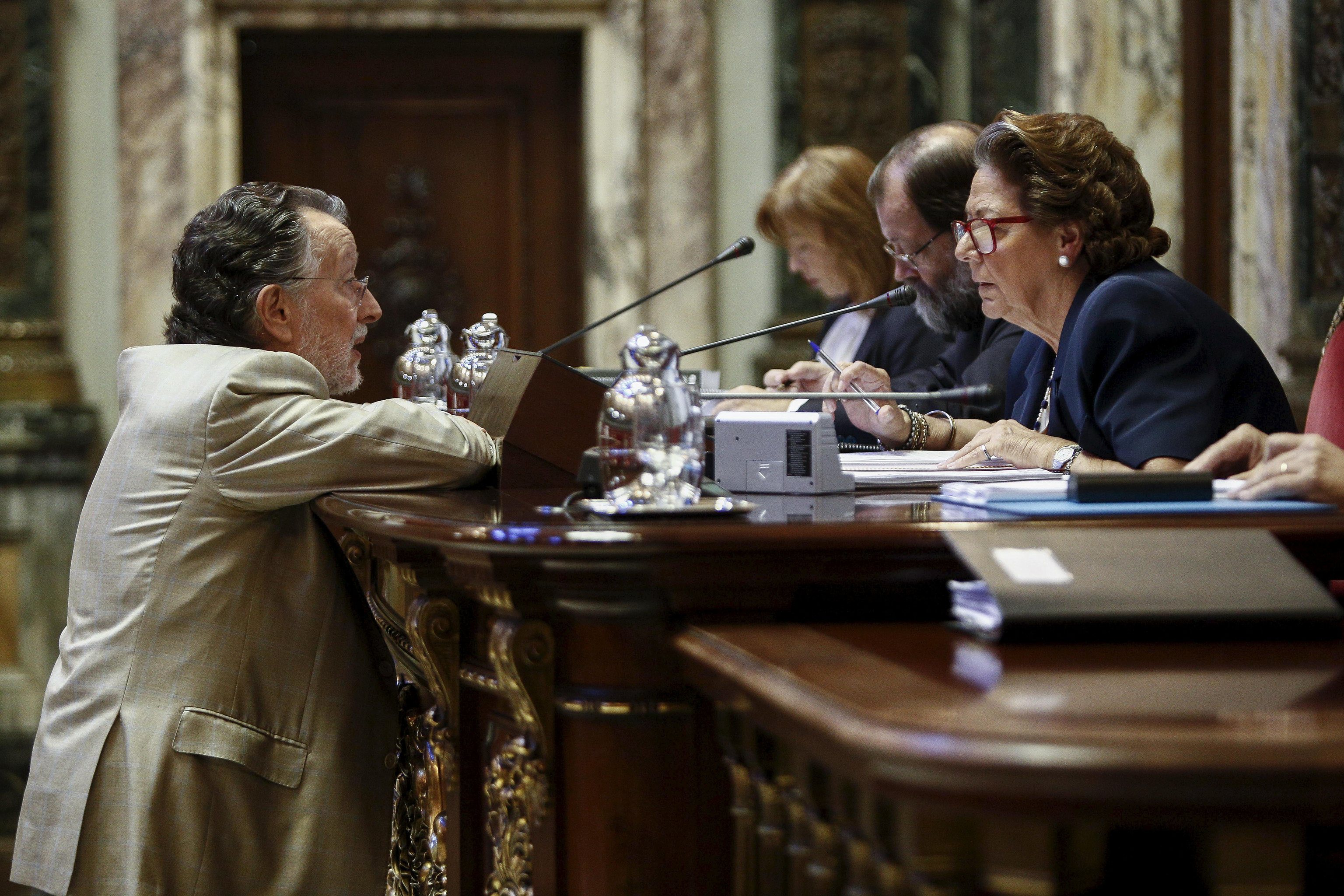 Alfonso Grau charla con Rita Barberá durante un pleno en 2011.