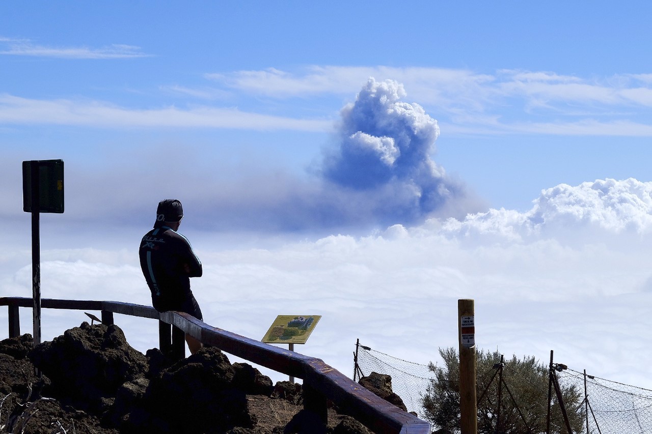 La columna de humo que sale del volcn de La Palma, vista desde el Roque de los Muchachos