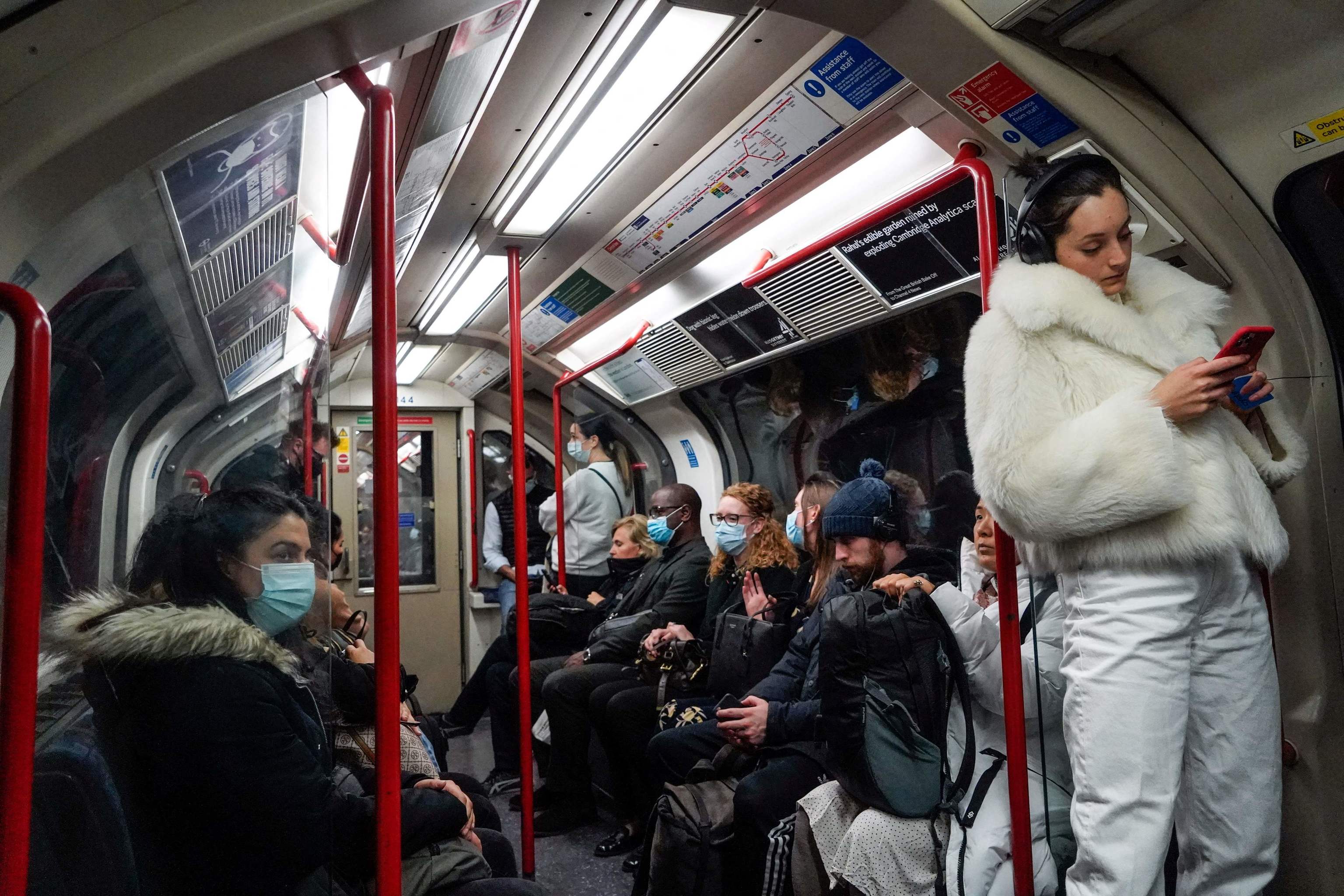 El metro de Londres, donde no todos llevan mascarilla contra el coronavirus.