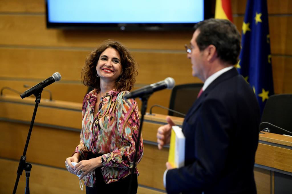 La ministra de Hacienda, María Jesús Montero, y el presidente de la CEOE, Antonio Garamendi.