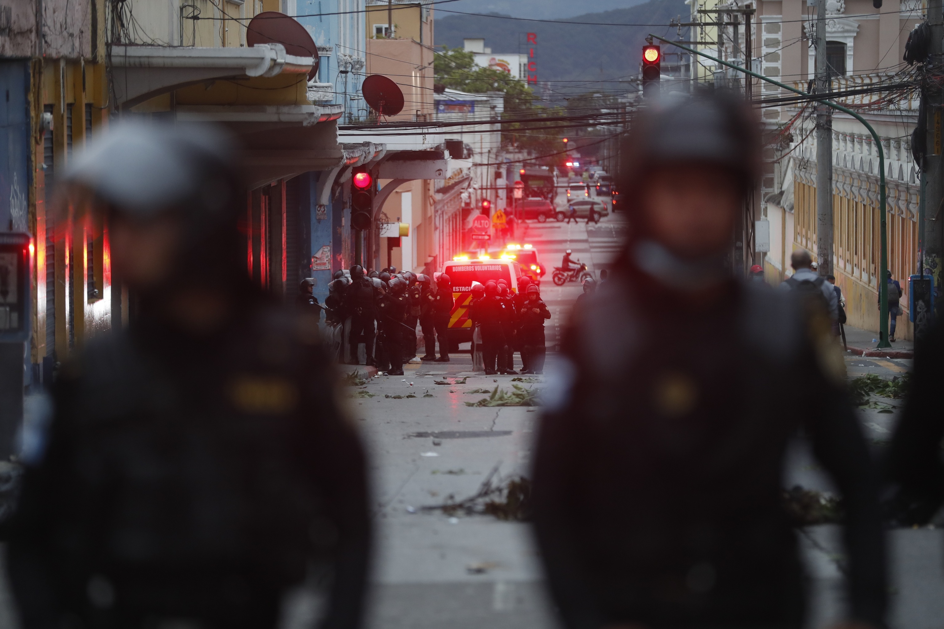 Violenta protesta de militares retirados en Guatemala.