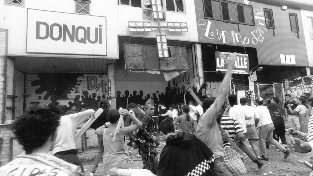 Disturbios a las puertas del local donde fue asesinado Ricardo Rodrguez en 1996.
