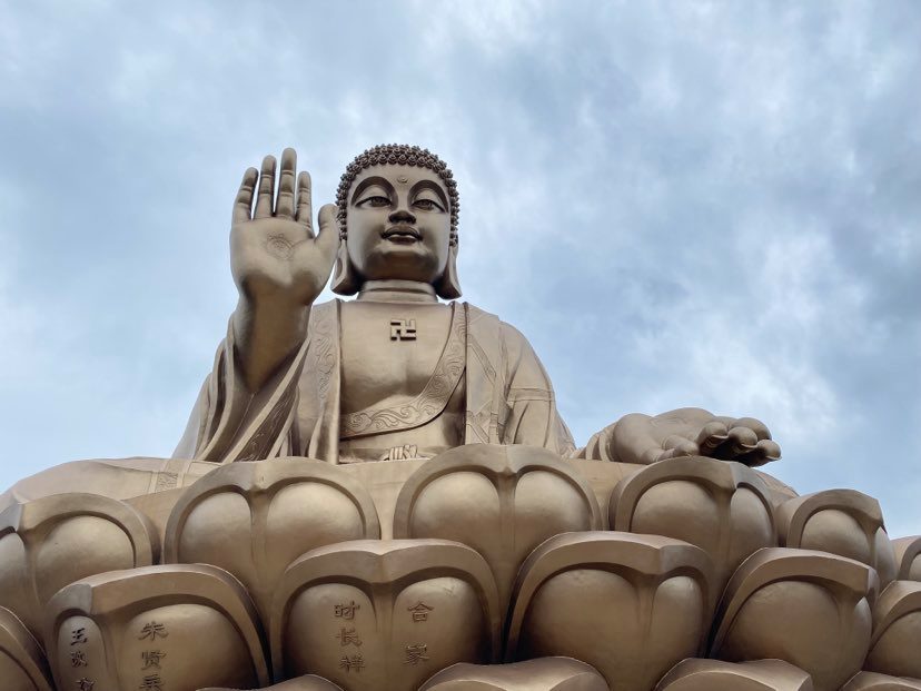 Estatua gigante de Buda en Yantai, China.