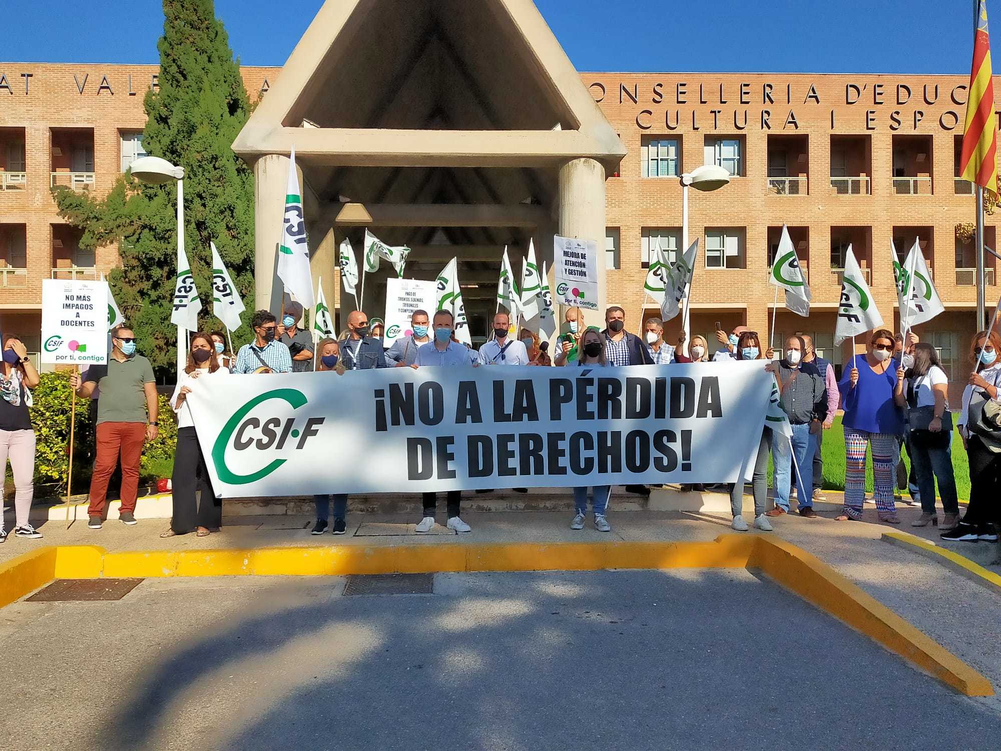 Concentracin, este martes, en las puertas de Educacin para exigir el abono de las nminas a docentes.