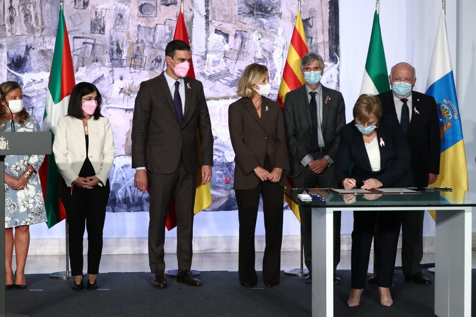 La consellera Ana Barcel firma el convenio en presencia de Pedro Snchez y la ministra Carolina Darias.