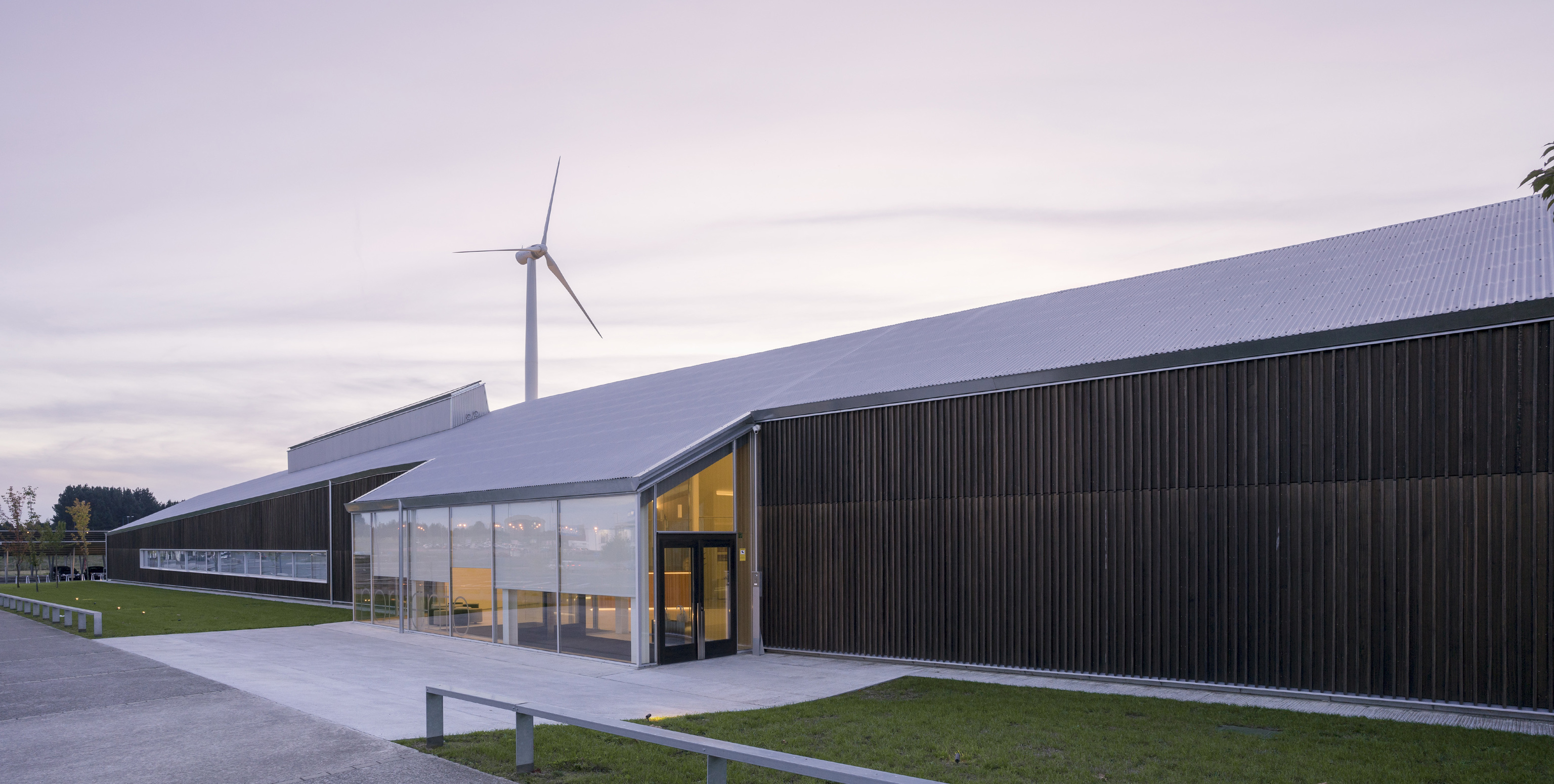 Sede de Norvento, El edificio CIne no solo se autoabastece mediante fuentes 100 % renovables generadas en las propias instalaciones, sino que es capaz de hacerlo totalmente desconectado de la red eléctrica, gracias a un sistema de microrredes y almacenamiento energético.