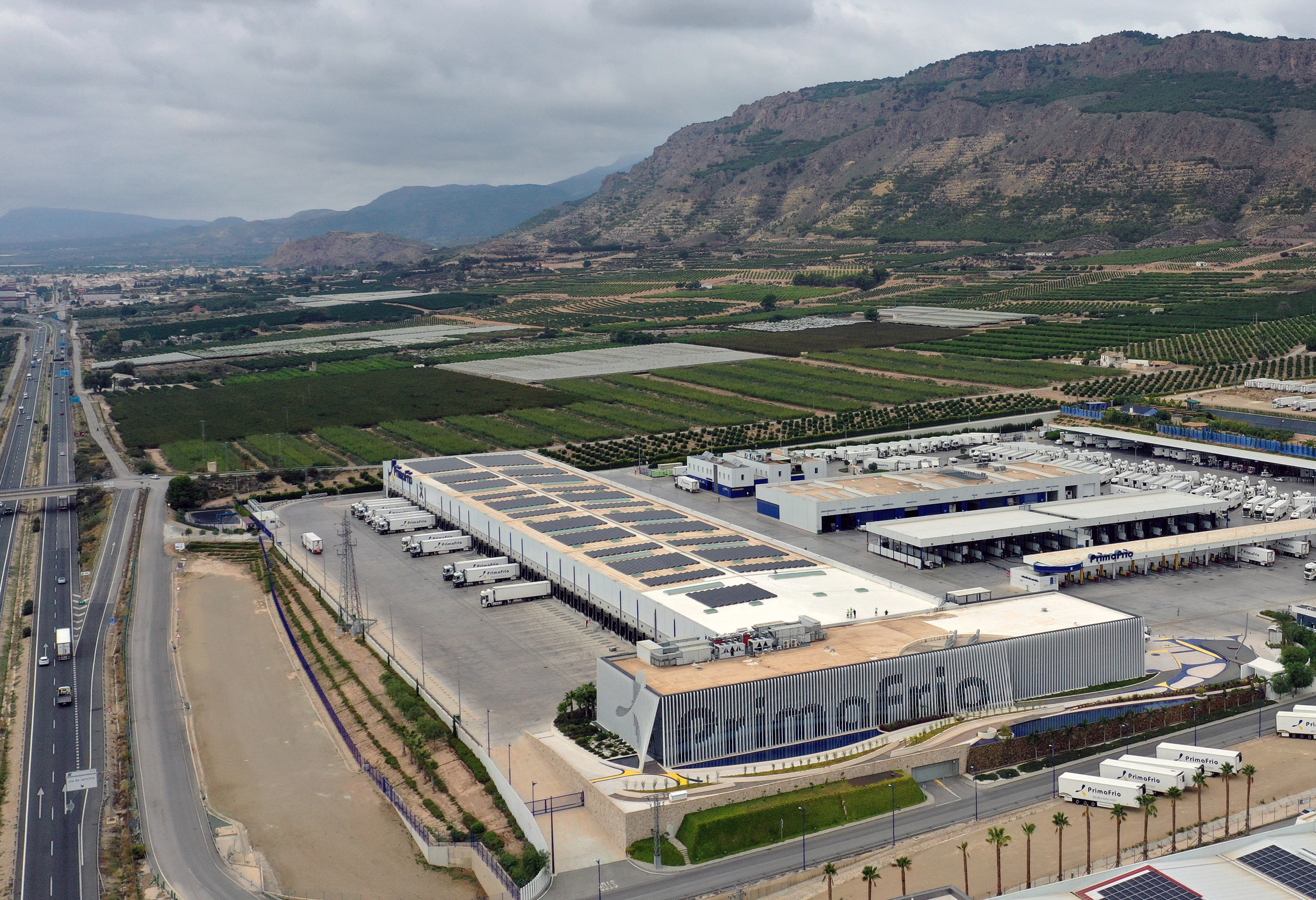 Grupo Primafrío es un operador logístico integral líder en Europa en el transporte por carretera de productos perecederos, que cuenta con placas solares en su sede.