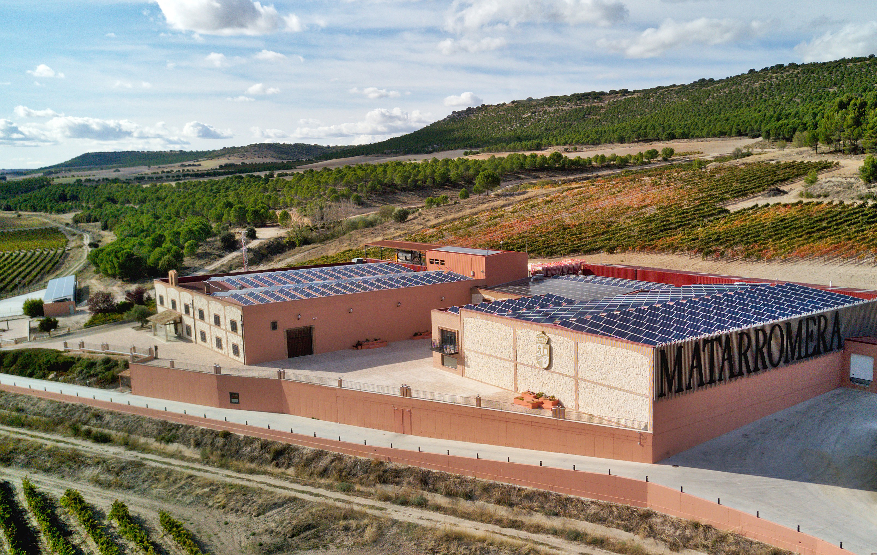 Desde las bodegas Matarromera afirman que tienen 20 instalaciones solares que suponen 9.500 paneles fotovoltaicos y que aportan el 50% del consumo que requieren.