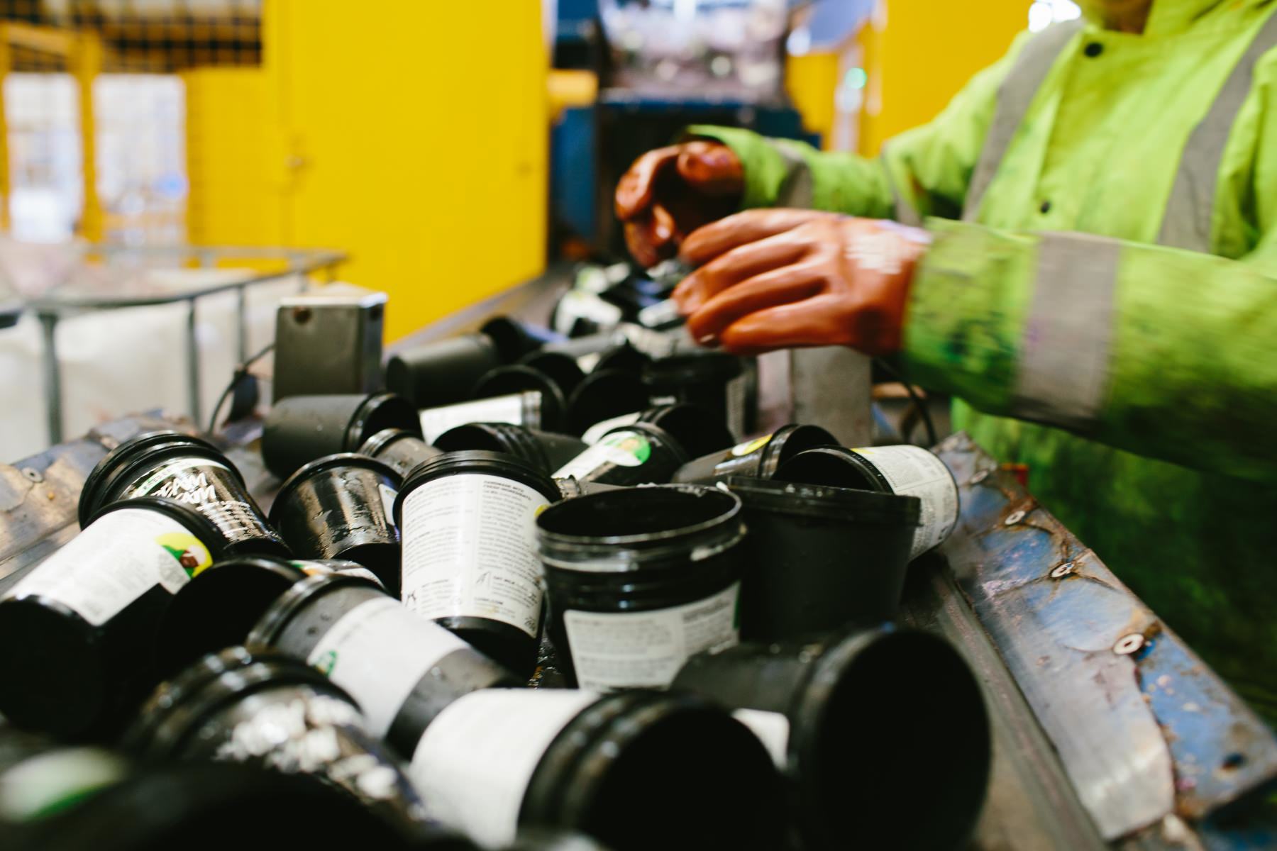 En la política de Lush se invita al consumidor a ser más sostenible entregando en las tiendas los envases de los productos para su reciclaje, ahorrando costos de producción desde cero.
