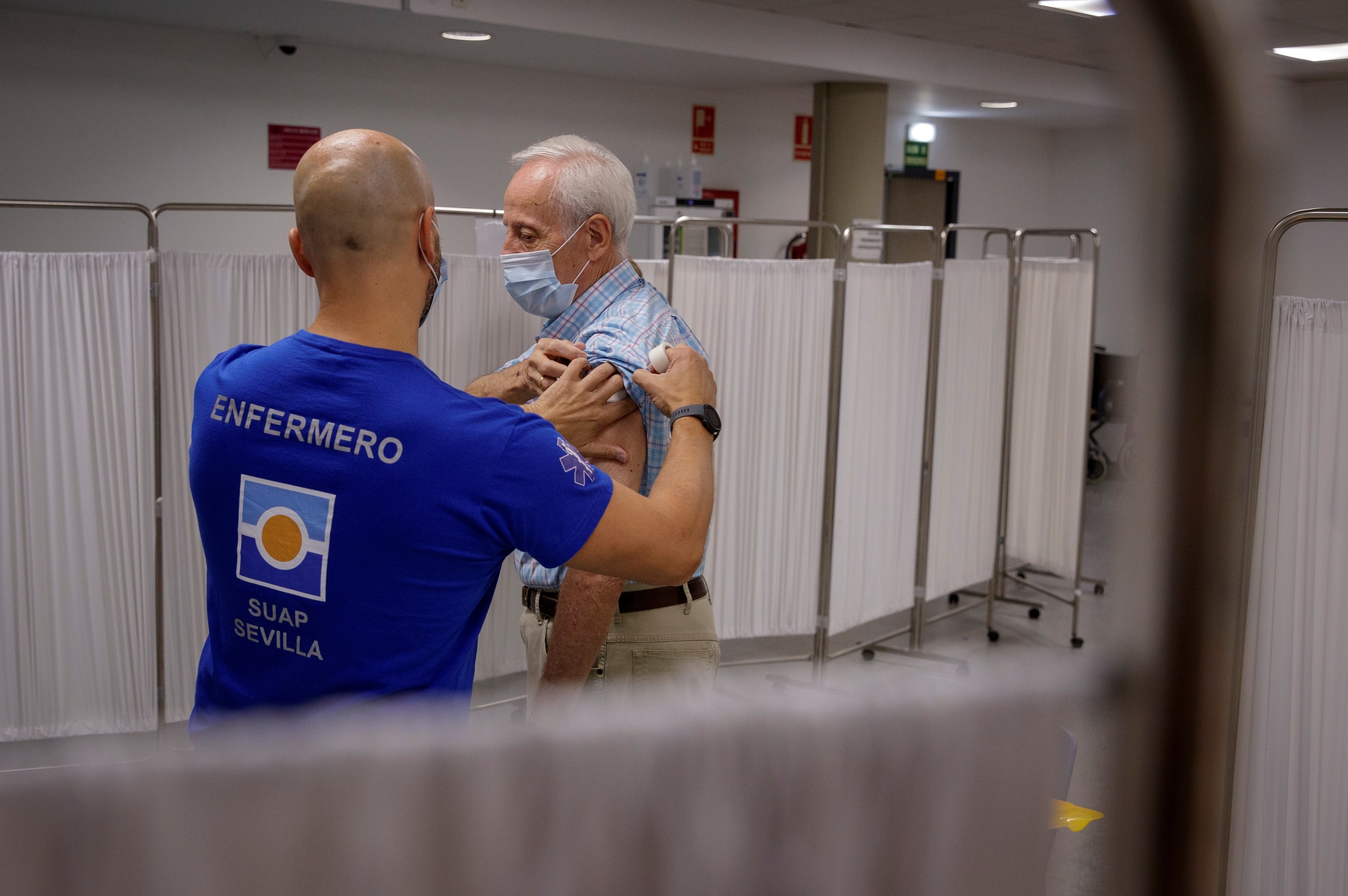Un enfermero inocula la tercera dosis de la vacuna contra el Covid a un hombre mayor de 70 aos en Sevilla.