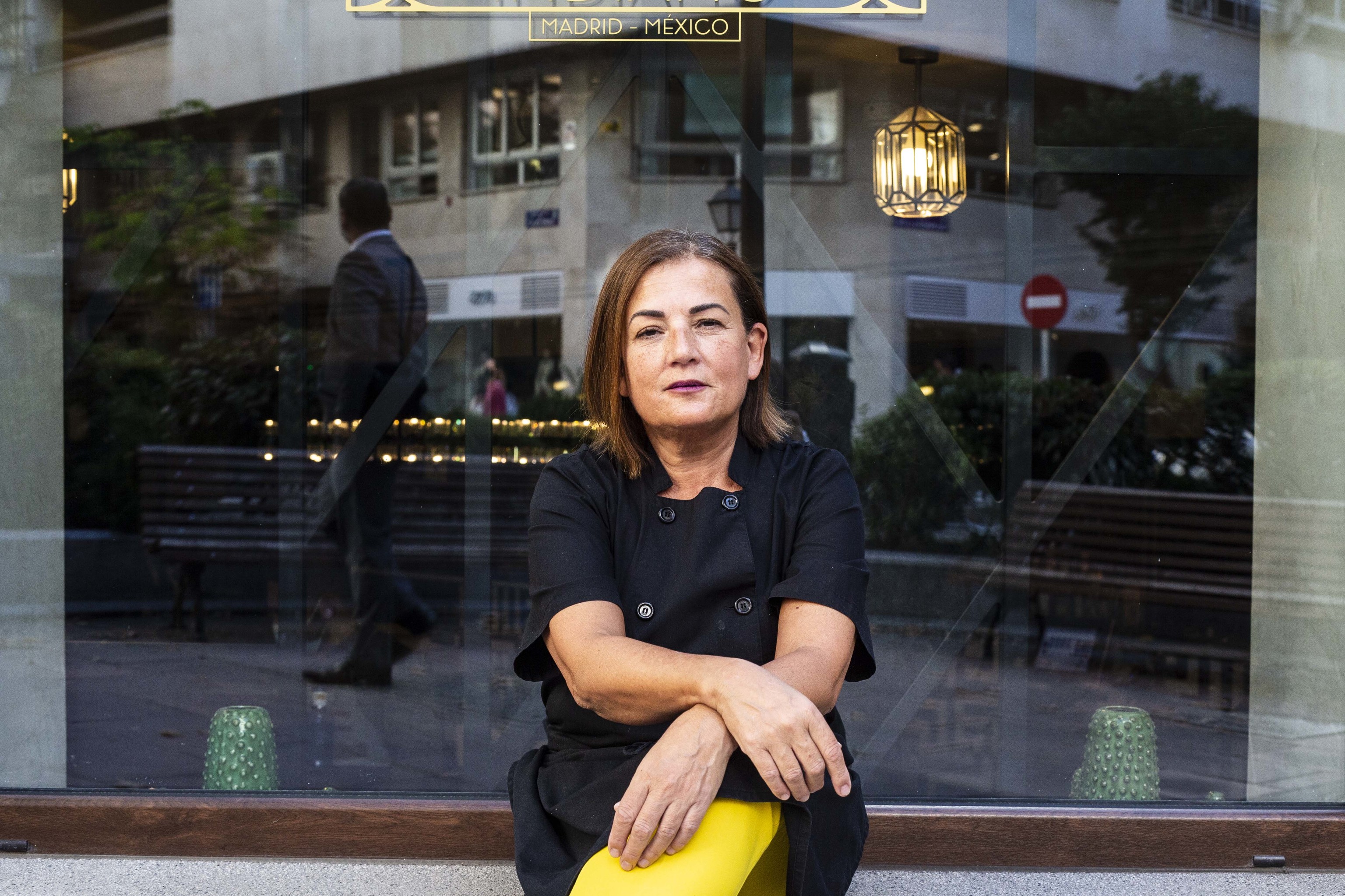 Rita Sánchez, delante de Restaurante Indiano.