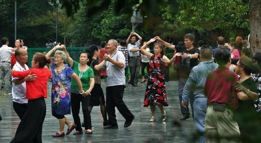 Los grupos de jubilados bailando y haciendo gimansia en la calle son counes en Chiina. Muchos vecinos protestan por los ruidos que provocan los altavoces con los que ponen música.