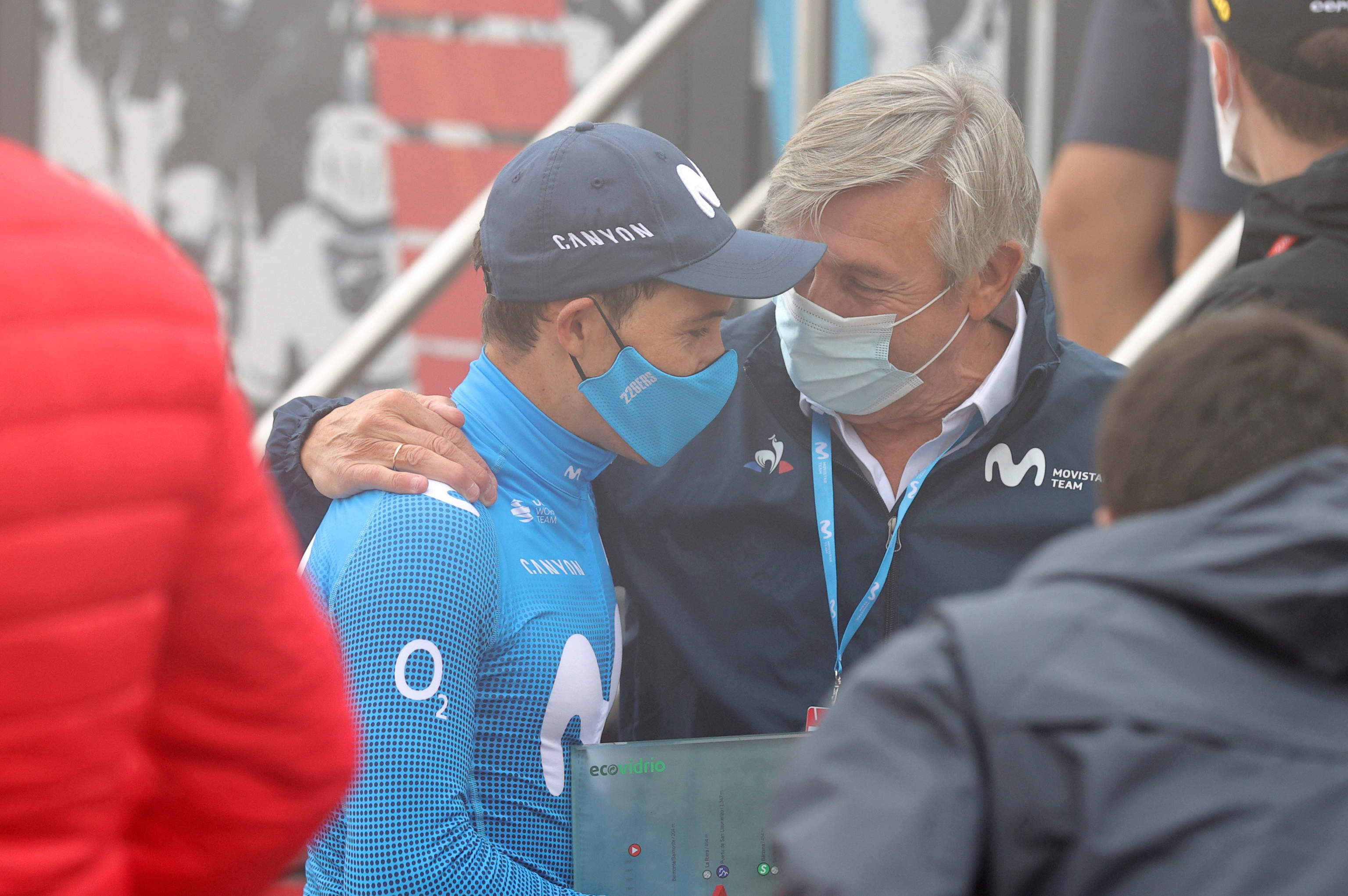 Eusebio Unzué felicita a Miguel Ángel López en el Gamoniteiru, final de la 18ª etapa de la Vuelta 2021.