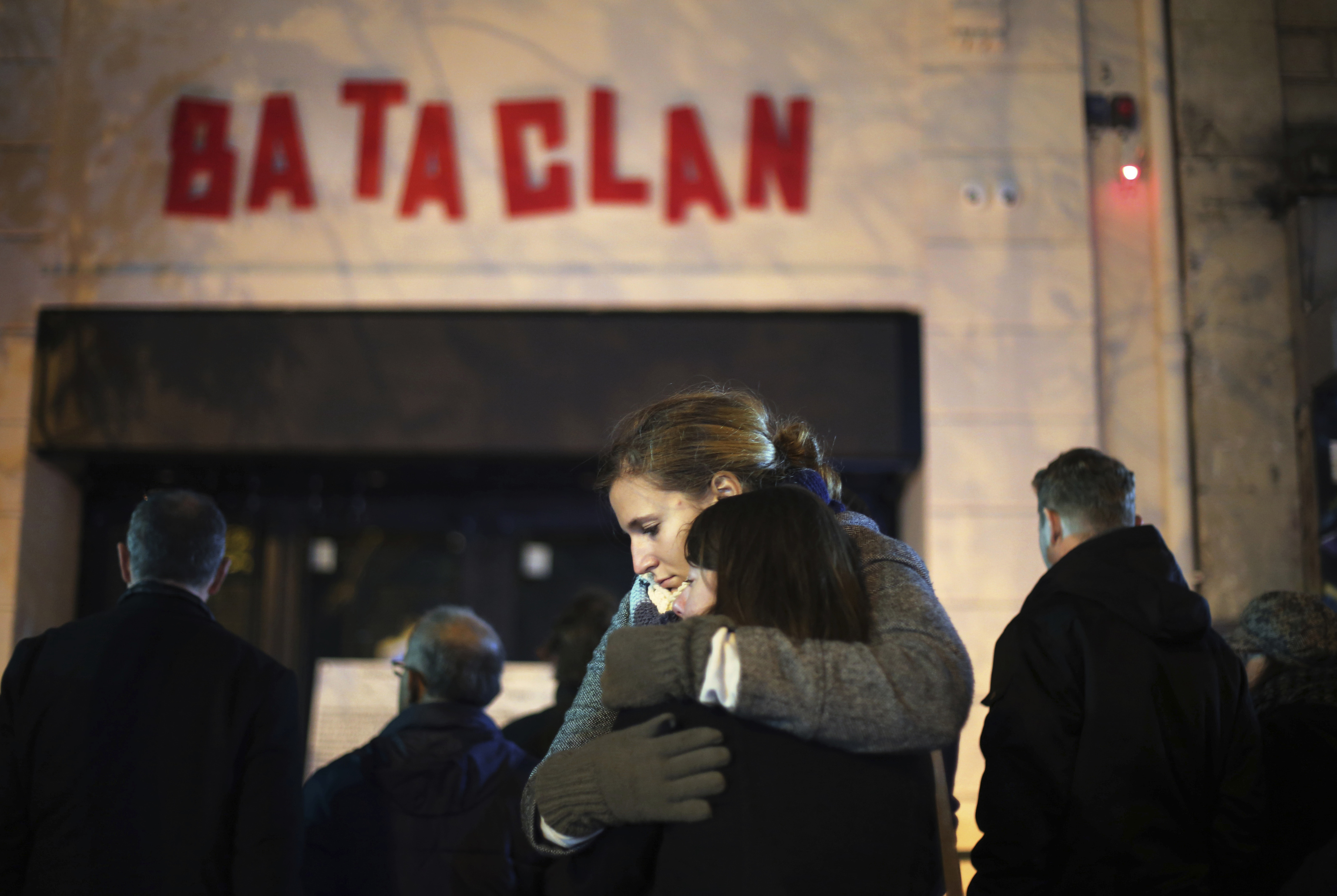 Abrazos ante la sala Bataclan en el primer aniversario del ataque yihadista.