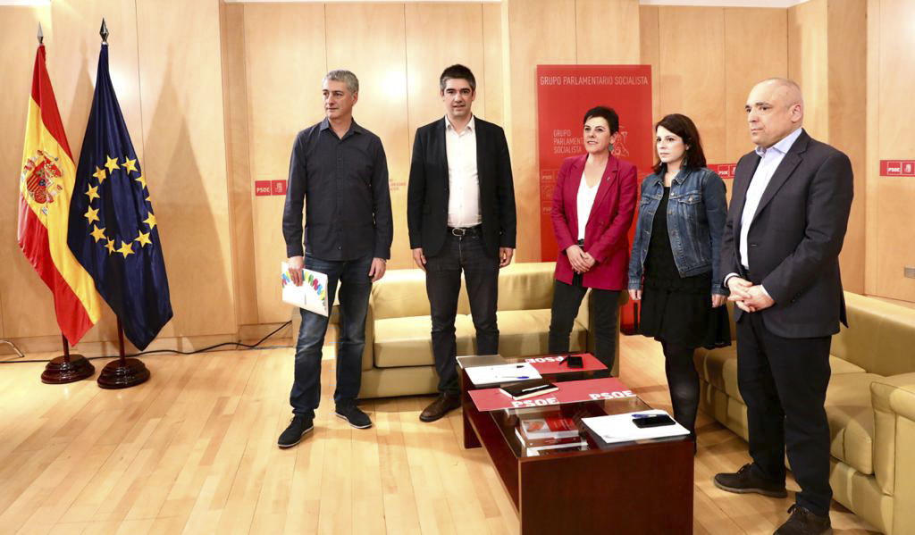 Diputados de Bildu con Adriana Lastra y Rafael Simancas.