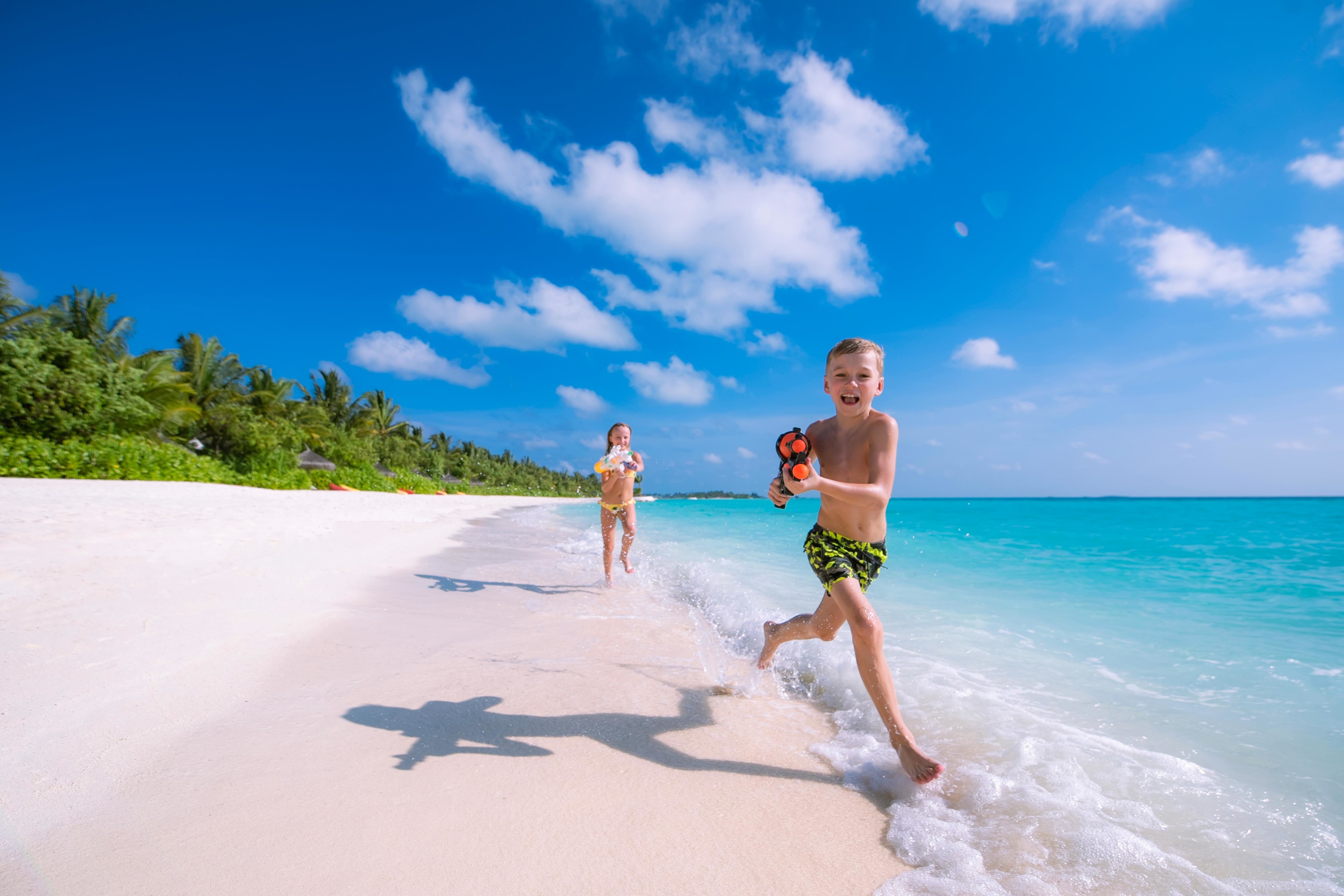 Los niños tienen una kilométrica playa para correr en el Ozen Life Maadhoo.