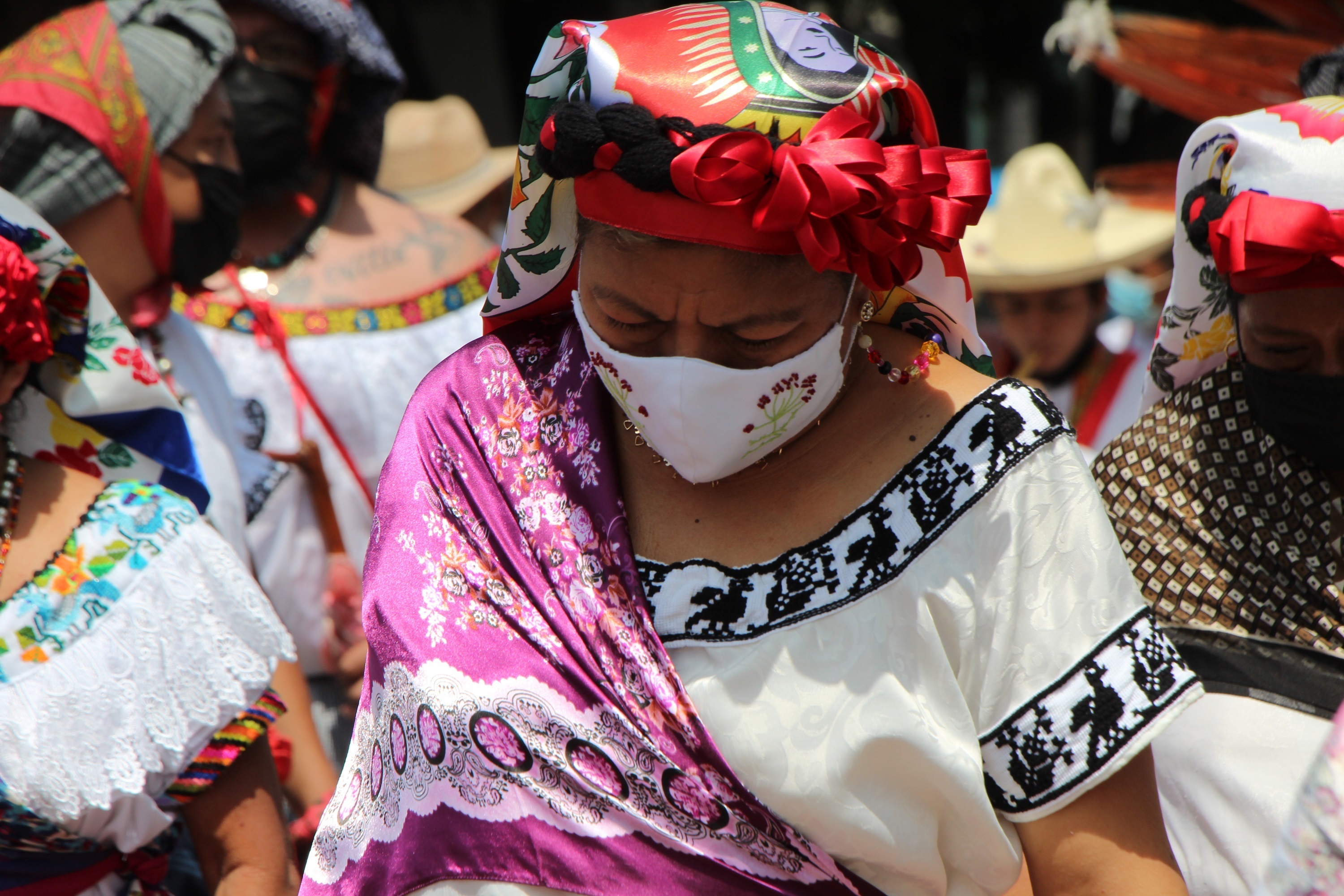 Una indígena Zoques participan en la bajada de la virgen de Copoya, en la ciudad de Tuxtla Gutiérrez.