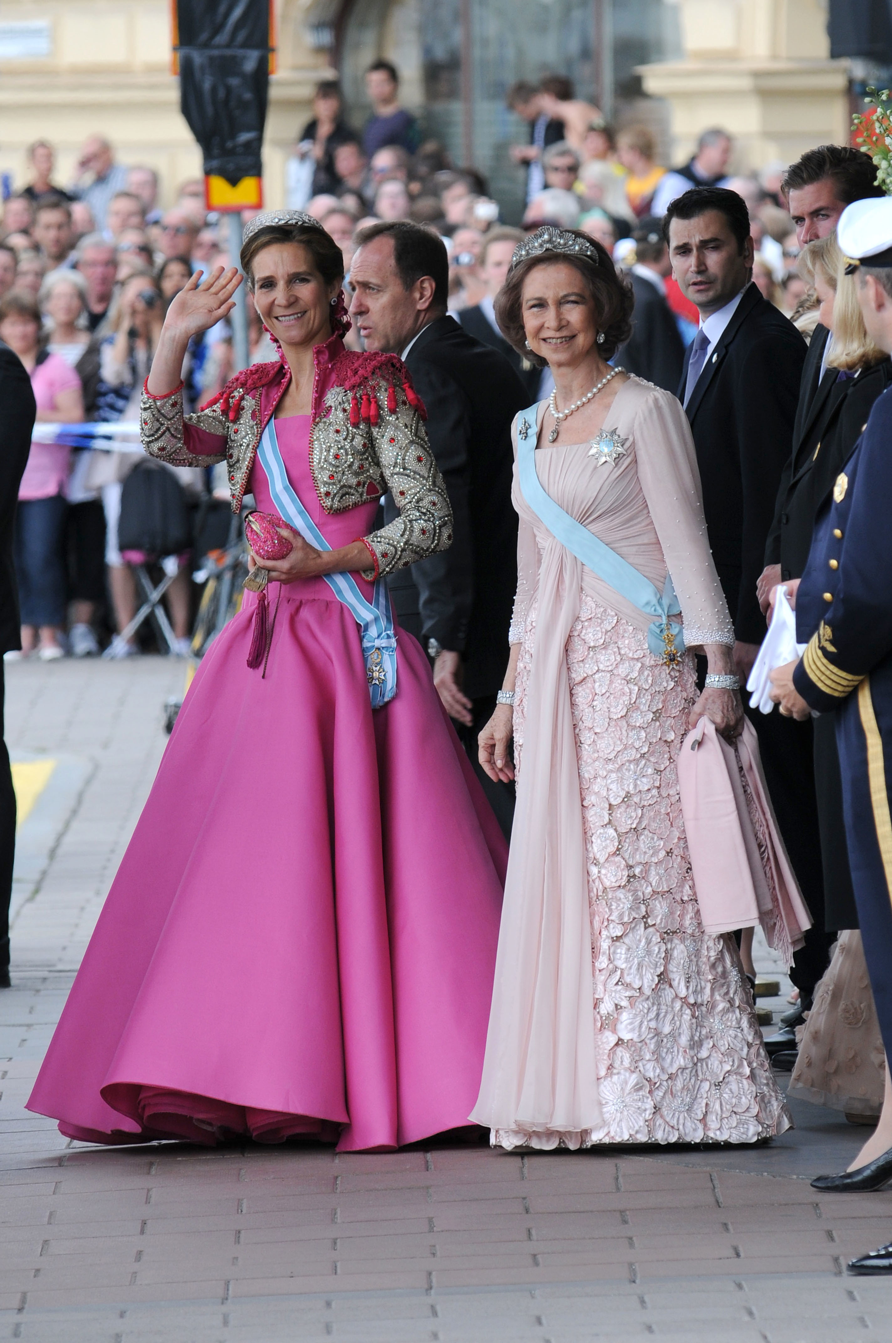 La Infanta Elena y la Reina Sofa, en la boda de Victoria de Suecia en 2010.