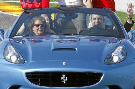 Rita Barber y Francisco Camps en un Ferrari en una imagen de archivo.